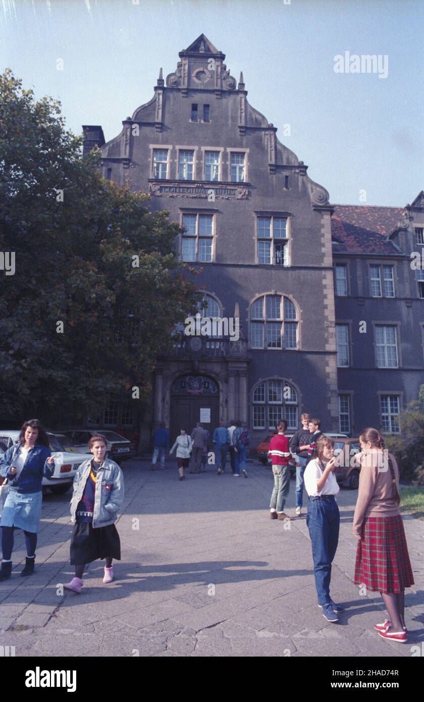 Poznañ 10,1988. Uniwersytet im. Adama Mickiewicza. NZ. Gmach Collegium Minus przy pl. A. Mickiewicza. js PAP/Jan Morek Dok³adny dzieñ wydarzenia nieustalony. Poznan Ottobre 1988. L'Università Adam Mickiewicz. L'edificio Collegium Minus in Piazza A. Mickiewicz. js PAP/Jan Morek Data evento sconosciuta. Foto Stock