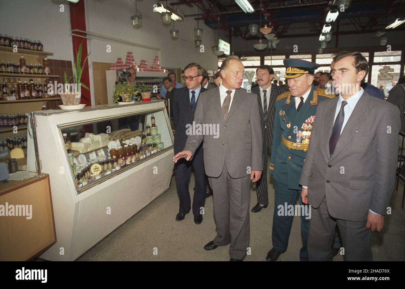 Warszawa 10,1988. DNI Moskwy. I sekretarz Komitetu Moskiewskiego KPZR (Komunistycznej Partii Zwi¹zku Radzieckiego), cz³onek Politbiura Lew Niko³ajewicz Zajkow (3P) ogl¹da sklep spo¿ywczy w dzielnicy Ursynów. js PAP/Wojciech Kryñski Dok³adny dzieñ wydarzenia nieustalony. Varsavia ottobre 1988. I giorni di Mosca. Primo Segretario del Comitato di Mosca del Partito Comunista dell'Unione Sovietica, membro del Politbureau Lev Niklaevich Zaykov (nel centro) visita un negozio nel distretto Ursynow di Varsavia. js PAP/Wojciech Krynski Data evento sconosciuto. Foto Stock