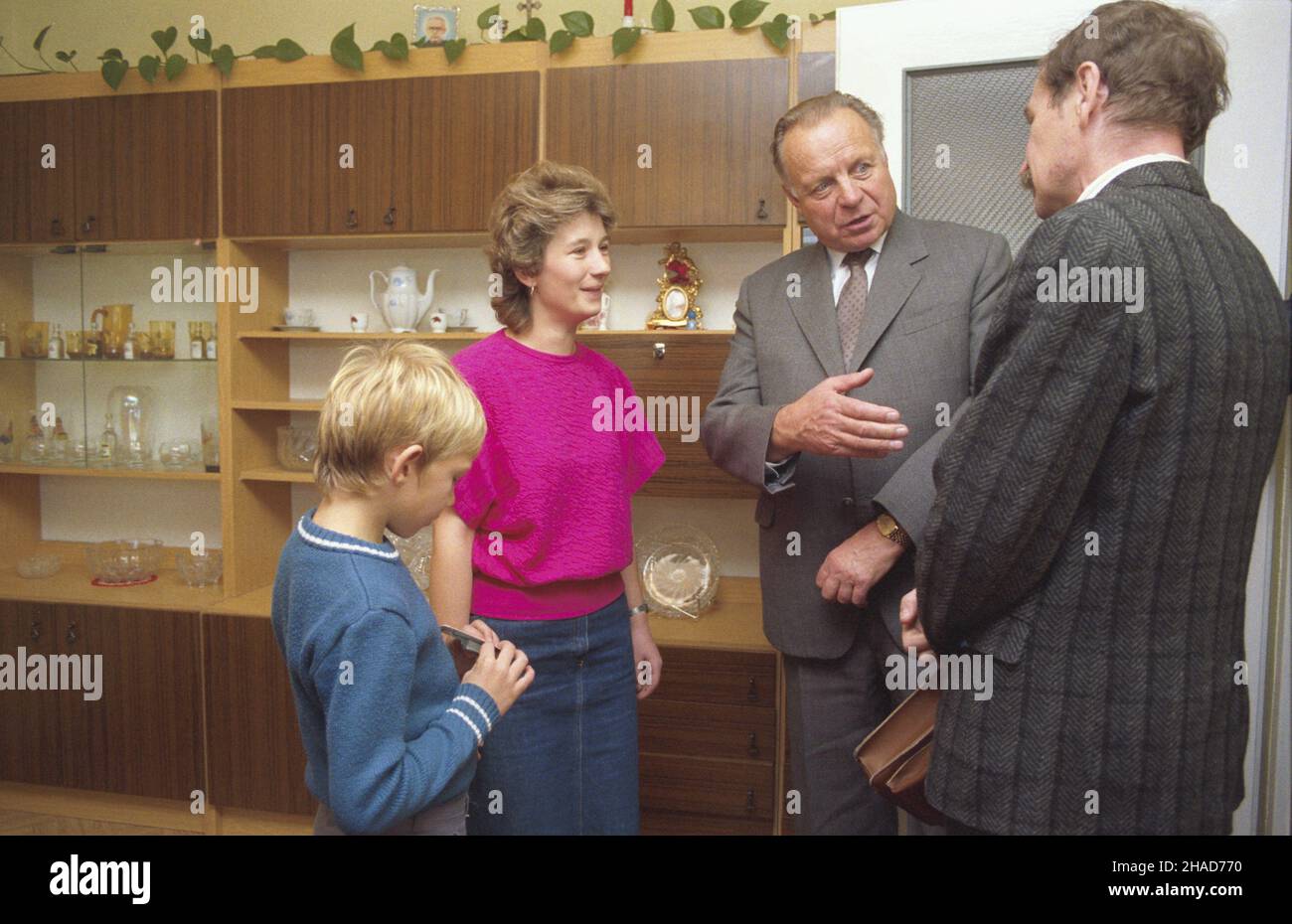 Warszawa 10,1988. DNI Moskwy. I sekretarz Komitetu Moskiewskiego KPZR (Komunistycznej Partii Zwi¹zku Radzieckiego), cz³onek Politbiura Lew Niko³ajewicz Zajkow (C) z wizyt¹ u rodziny w ich mieszkaniu typu M2 w dzielnicy Ursynów. js PAP/Wojciech Kryñski Dok³adny dzieñ wydarznieensy. Varsavia ottobre 1988. I giorni di Mosca. Primo Segretario del Comitato di Mosca del Partito Comunista dell'Unione Sovietica, membro del Politbureau Lev Niklaevich Zaykov (al centro) visita una famiglia nel suo appartamento M2 nel distretto Ursynow di Varsavia. js PAP/Wojciech Krynski Data evento sconosciuto. Foto Stock