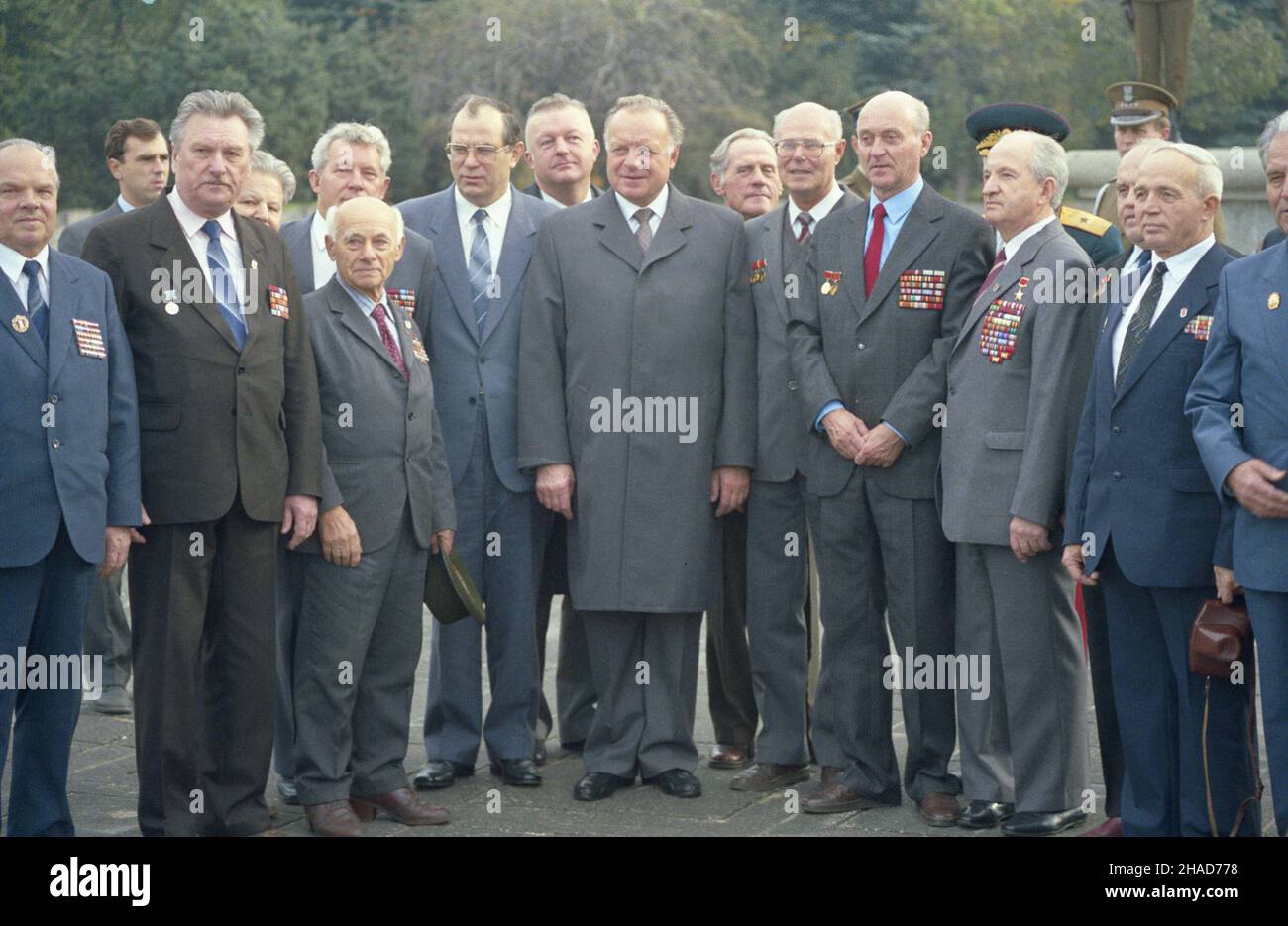 Warszawa 10,1988. DNI Moskwy. Delegacja Komitetu Moskiewskiego KPZR (Komunistycznej Partii Zwi¹zku Radzieckiego). NZ. m.in.: i sekretarz Komitetu Moskiewskiego KPZR, cz³onek Politbiura Lew Niko³ajewicz Zajkow (C), przewodnicz¹cy Komisji Wykonawczej Moskiewskiej Rady Delegatów Walerij Sajkin (7L), i sekretarz Komitetu Warszawskiego PZPR (Polciej Zuj Zuj-Zuj-Zuj (8L). Kryñski Dok³adny dzieñ Varsavia ottobre 1988. I giorni di Mosca. Una delegazione del Comitato di Mosca del Partito Comunista dell'Unione Sovietica (SUCP Foto Stock
