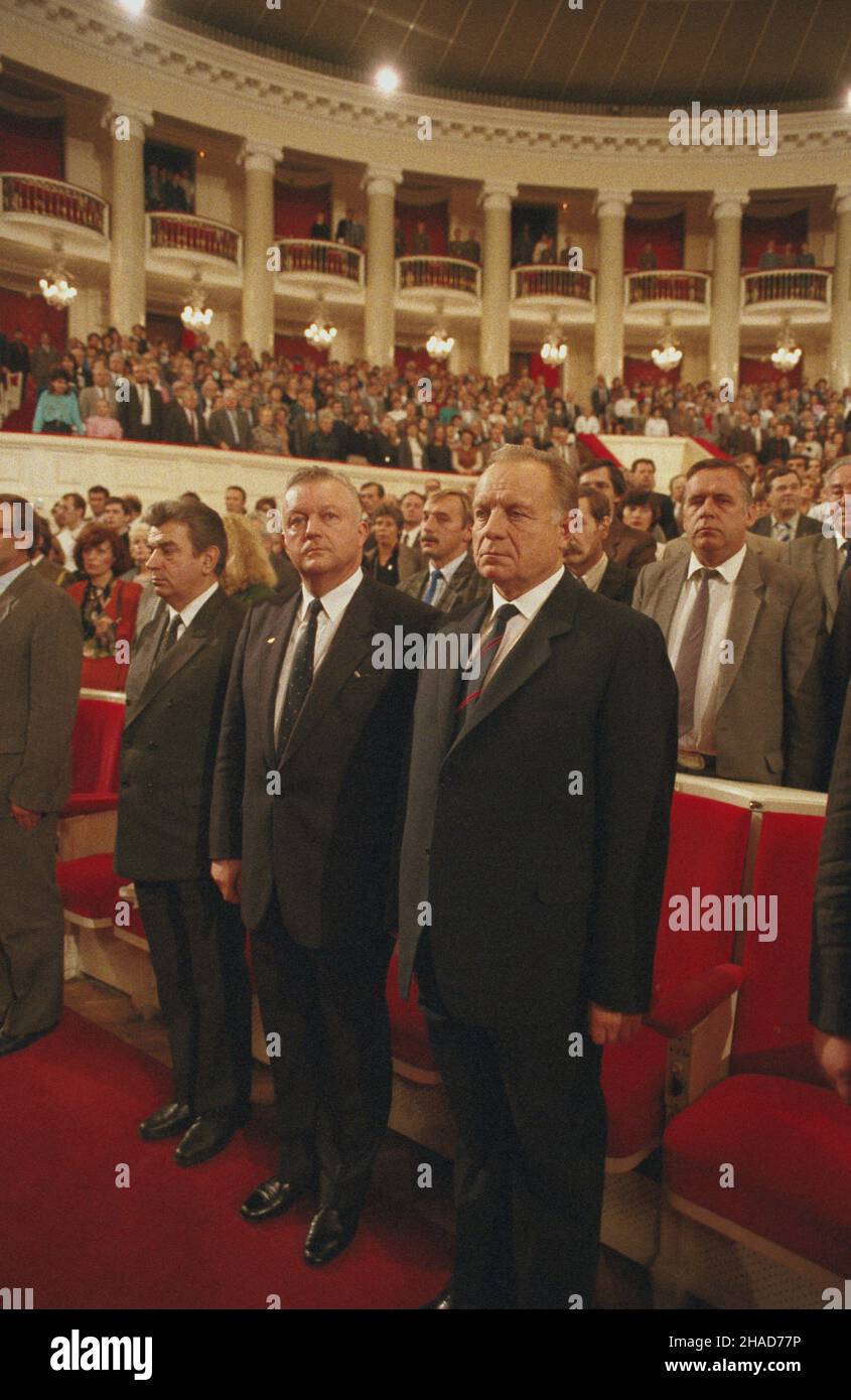 Warszawa 10,1988. DNI Moskwy. Uroczysta inaugacja w Pa³acu Kultury i Nauki, w sali Kongresowej. NZ. Na pierwszym planie: I sekretarz Komitetu Moskiewskiego KPZR (Komunistycznej Partii Zwi¹zku Radzieckiego), cz³onek Politbiura Lew Niko³ajewicz Zajkow (1P), i sekretarz Komitetu Warszawskiego PZPR (Polskiej Zjedzeknosij 2P Jahuz). Kryñski Dok³adny dzieñ Varsavia ottobre 1988. I giorni di Mosca. Apertura di un gala nel Palazzo della Cultura e della Scienza Sala Congressi. In primo piano: Primo Segretario di Foto Stock