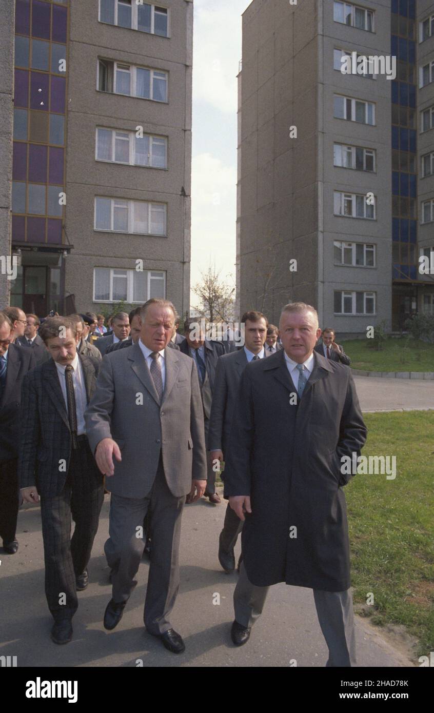 Warszawa 10,1988. DNI Moskwy. I sekretarz Komitetu Moskiewskiego KPZR (Komunistycznej Partii Zwi¹zku Radzieckiego), cz³onek Politbiura Lew Niko³ajewicz Zajkow (C) ogl¹da bloki mieszkalne w dzielnicy Ursynów w towarzystwie i sekretarza Komnocitetu Warszawskij PPR (Zujskij) 1P Zuj (Kryñski Dok³adny dzieñ). Varsavia ottobre 1988. I giorni di Mosca. Primo Segretario del Comitato di Mosca del Partito Comunista dell'Unione Sovietica, membro del Politbureau Lev Niklaevich Zaykov (al centro) amog blocchi di Fla Foto Stock
