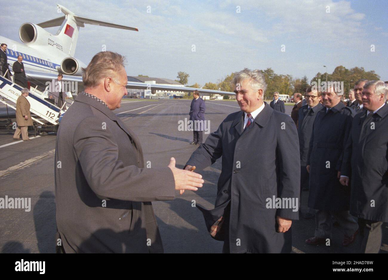 Warszawa 10,1988. DNI Moskwy. Powitanie na lotnisku Okêcie delegacji radzieckiej. NZ. I sekretarz Komitetu Moskiewskiego KPZR (Komunistycznej Partii Zwi¹zku Radzieckiego), cz³onek Politbiura Lew Niko³ajewicz Zajkow (L), cz³onek Biura Politycznego i sekretarz Komitetu Centralnego Polskiej Zjednozonej Partii Robotzej Kryñski Dok³adny dzieñ wb (2L) Józef Czaryj. Varsavia ottobre 1988. I giorni di Mosca. All'aeroporto di Okecie viene accolta una delegazione sovietica. Nella foto: 1st segretario del Comitato di Mosca del KPZR (Partito Comunista sovietico) Foto Stock