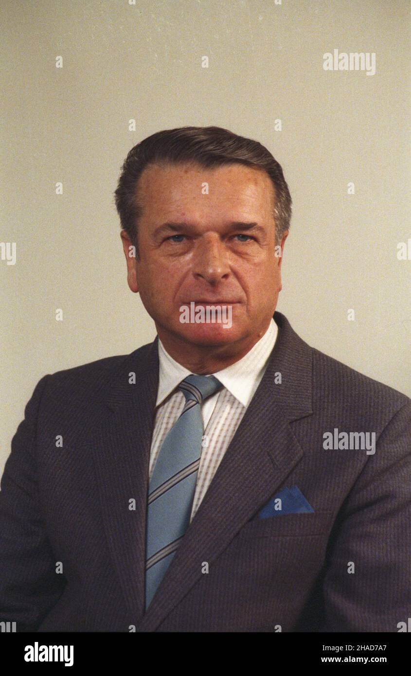 Warszawa 13.10.1988. Il Ministro spraw wewnêtrznych w rz¹dzie Mieczys³awa Rakowskiego Czes³aw Kiszczak. msa PAP/Ireneusz Radkiewicz Varsavia, 13 ottobre 1988. Czeslaw Kiszczak, Ministro degli interni nel governo di Mieczyslaw Rakowski msa PAP/Ireneusz Radkiewicz Foto Stock