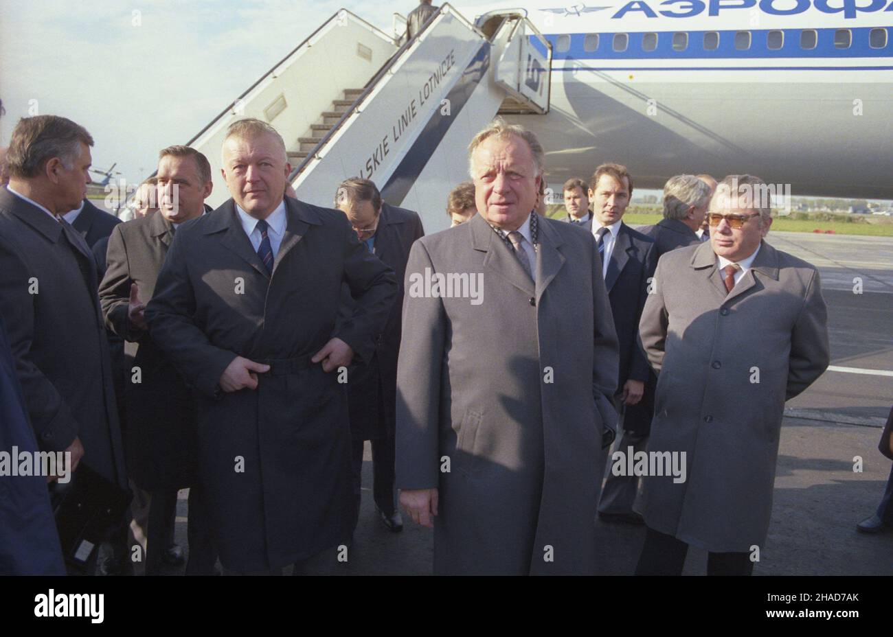 Warszawa 10,1988. DNI Moskwy. Powitanie na lotnisku Okêcie delegacji radzieckiej. NZ. Na pierwszym planie, m.in. I sekretarz Komitetu Moskiewskiego KPZR (Komunistycznej Partii Zwi¹zku Radzieckiego), cz³onek Politbiura Lew Niko³ajewicz Zajkow (2P), i sekretarza Komitetu Warszawskiego PZPR (Polskiej Zjednoczonej Kuj Robotniczej) Janusciza 3P WB (Kryñski Dok³adny dzieñ). Varsavia ottobre 1988. I giorni di Mosca. All'aeroporto di Okecie viene accolta una delegazione sovietica. Nella foto: 1st Segretario del Comitato di Mosca del KPZR (Comunista Foto Stock