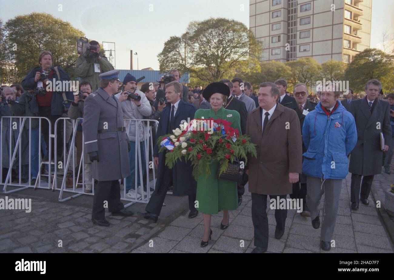 Gdañsk 04.11.1988. Oficjalna wizyta Premier Wielkiej Brytanii Margaret Thatcher w Polsce. Z³o¿enie kwiatów pod Pornikiem Poleg³ych Stoczniowców 1970. wi¹zank¹. Brytyjska Premier (z przewodnicz¹cego) w towarzystwie Solidarnoœæ NSZZ Wa³êsy Lecha 2P (rz¹d, pierwszy Zwi¹zku) oraz rzecznika prasowego 1P Janusza Onyszkiewicza (). Z lewej (stoi na drabince) fotoreporter Wojciech £aski. js PAP/Wojciech Kryñski Danzica 04 novembre 1988. Visita ufficiale del primo ministro britannico Margaret Thatcher in Polonia. Una cerimonia di posa della corona al Monumento ai 1970 caduti Shipyarders. Nella figura: B Foto Stock