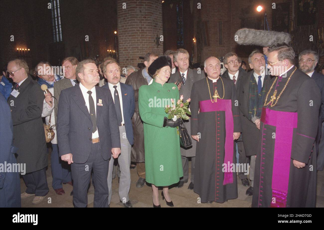 Gdañsk 04.11.1988. Oficjalna wizyta Premier Wielkiej Brytanii Margaret Thatcher w Polsce. Proboszcz parafii Œwiêtej Brygidy ksi¹dz pra³at Henryk Jankowski wyda³ na czeœæ goœcia uroczysty obiad na plebanii. m.in. Brytyjska Premier Margaret Thatcher (C), przewodnicz¹cy NSZZ Solidarnoœæ Lech Wa³êsa (4L), rzecznik prasowy Zwi¹zku Janusz Onyszkiewicz (5L), biskup diecezjalny gdañski Tadeusz Goc³owski (5P), przewodnicz¹cy Komisji Ekspertów Miêdzyzak³adowego Komitetu Strajkowego 3P (ksi¹dz pra³at), 2P Kraskowz (Wa³êsy), Zryzyskij, cz³onek zarz¹du, Zyskij (1P) Foto Stock