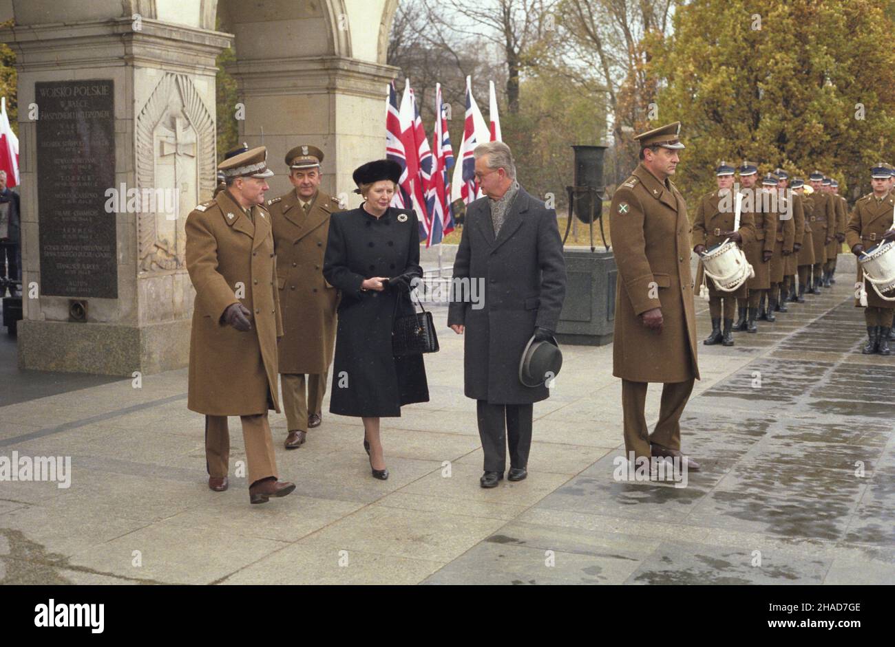 Warszawa 02.11.1988. Oficjalna wizyta Premier Wielkiej Brytanii Margaret Thatcher w Polsce. Plac Zwyciêstwa. Z³o¿enie wieñca na Grobie Nieznanego ¯o³nierza. NZ. m.in. premier Thatcher (3L), szef polskiego protoko³u dyplomatycznego Roman Czy¿ycki (4L), dowódca Warszawskiego Okrêgu Wojskowego genera³ dywizji Jan Kuriata (1L). js PAP/Tomasz Pra¿mowski Varsavia 02 novembre 1988. Visita ufficiale del primo ministro britannico Margaret Thatcher in Polonia. Piazza Zwyciestwa (Vittoria). La cerimonia di posa della corona alla Tomba del Milite Ignoto. Nella foto: PM Thatcher (3rd a sinistra), testa del Foto Stock