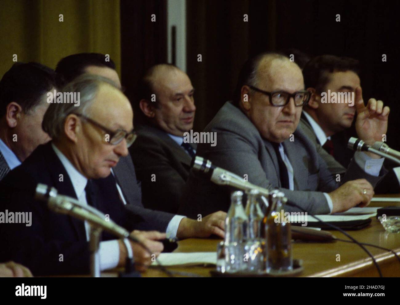 Warszawa 12,1988. X Plenum Komitetu Centralnego Polskiej Zjednoczonej Partii Robotniczej (KC PZPR). m.in.: cz³onek KC PZPR i cz³onek Biura Politycznego Janusz Reykowski (L), cz³onek Biura Politycznego KC PZPR Stanis³aw Ciosek (2P). Gr PAP/Grzegorz Rogiñski Dok³adny dzieñ wydarzenia nieustalony. Foto Stock
