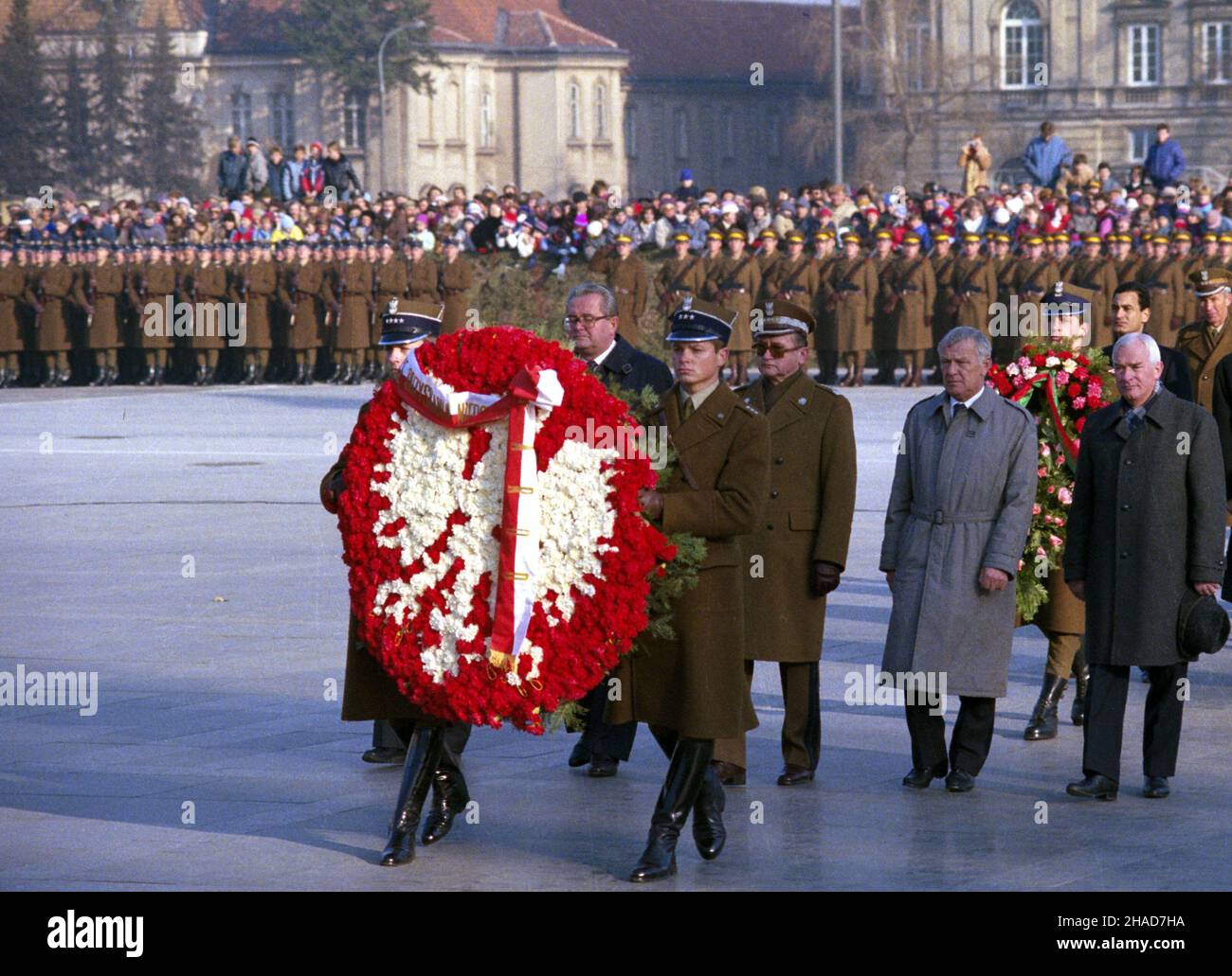 Warszawa 11.11.1988. Obchody Œwiêta Niepodleg³oœci. Uroczystoœci na placu Zwyciêstwa. Z³o¿enie wieñca pod Grobem Nieznanego ¯o³nierza. NZ. w drugim rzêdzie od lewej: Marsza³ek Sejmu PRL (Polskiej Rzeczpospolitej Ludowej) Roman Malinowski, przewodnicz¹cy Rady Pañstwa gen. Wojciech Jaruzelski, Premier PRL Mieczys³aw Rakowski, wiceprzewodnicz¹cy Rady Pañstwa Tadeusz Witold M³yñczak. js PAP/Jan Morek Varsavia 11 novembre 1988. Cerimonie che segnano il giorno dell'Indipendenza in Piazza Zwyciestwa. La corona-posa alla tomba del Milite Ignoto. Nella foto: Altoparlante al Sejm della R del popolo polacco Foto Stock