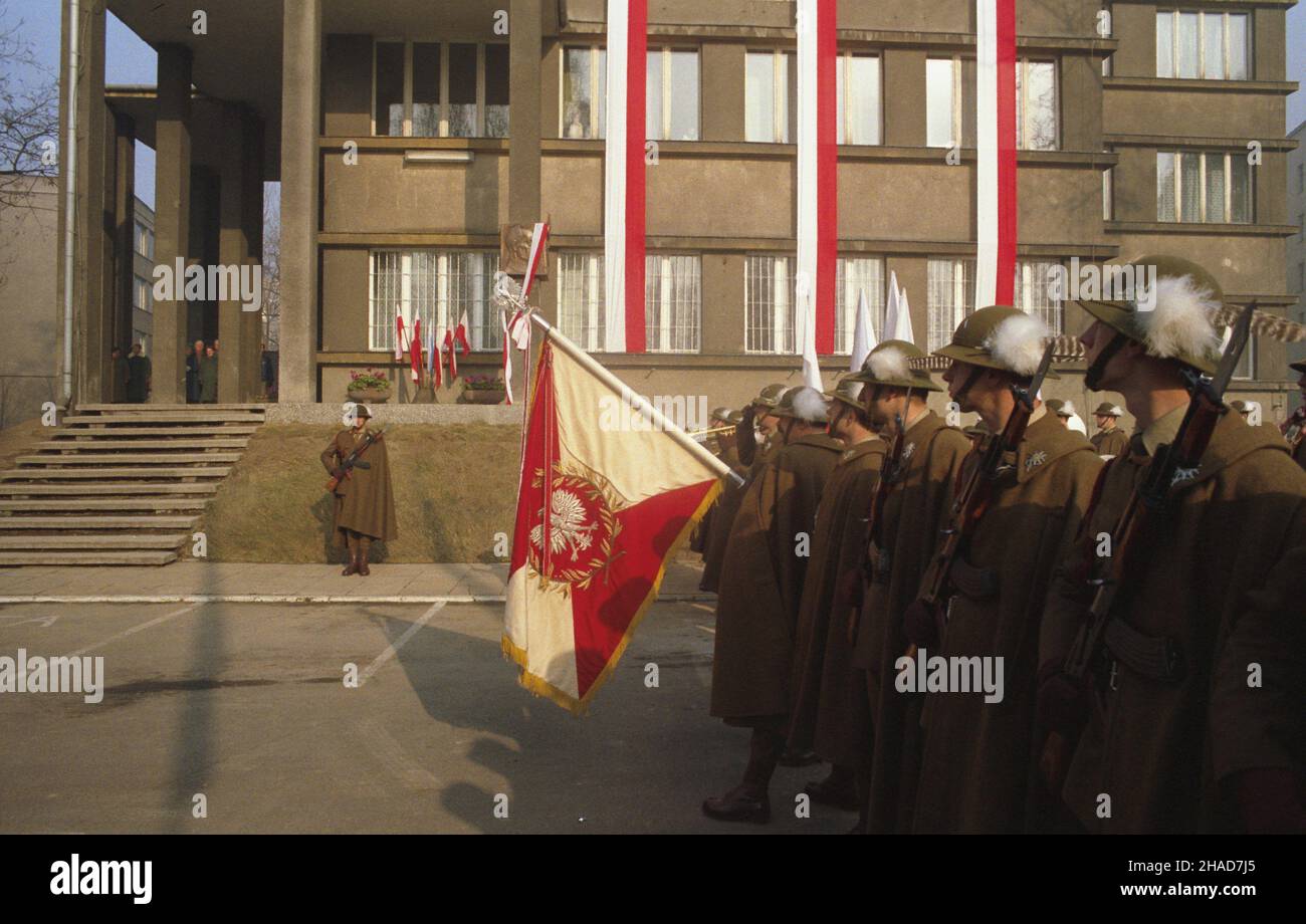 Kraków 11.11.1988. Obchody 70. Rocznicy odzyskania przez Polskê niepodleg³oœci. Uroczystoœci przy Oleandrach - Domu im. Józefa Pi³sudskiego. NZ. ¿o³nierze 5 Podhalañskiej Brygady Wojsk Obrony Wewnêtrznej im. Ziemi Krakowskiej. js PAP/Jerzy Ochoñski Cracovia 11 novembre 1988. Le cerimonie che segnano il 70th° anniversario della riconquistazione dell'indipendenza della Polonia. Cerimonie a Oleandry, la casa di Jozef Pilsudski. Nella foto: Soldati della Regione di Cracovia 5th Podhale Difesa interna Brigata militare. js PAP/Jerzy Ochonski Foto Stock