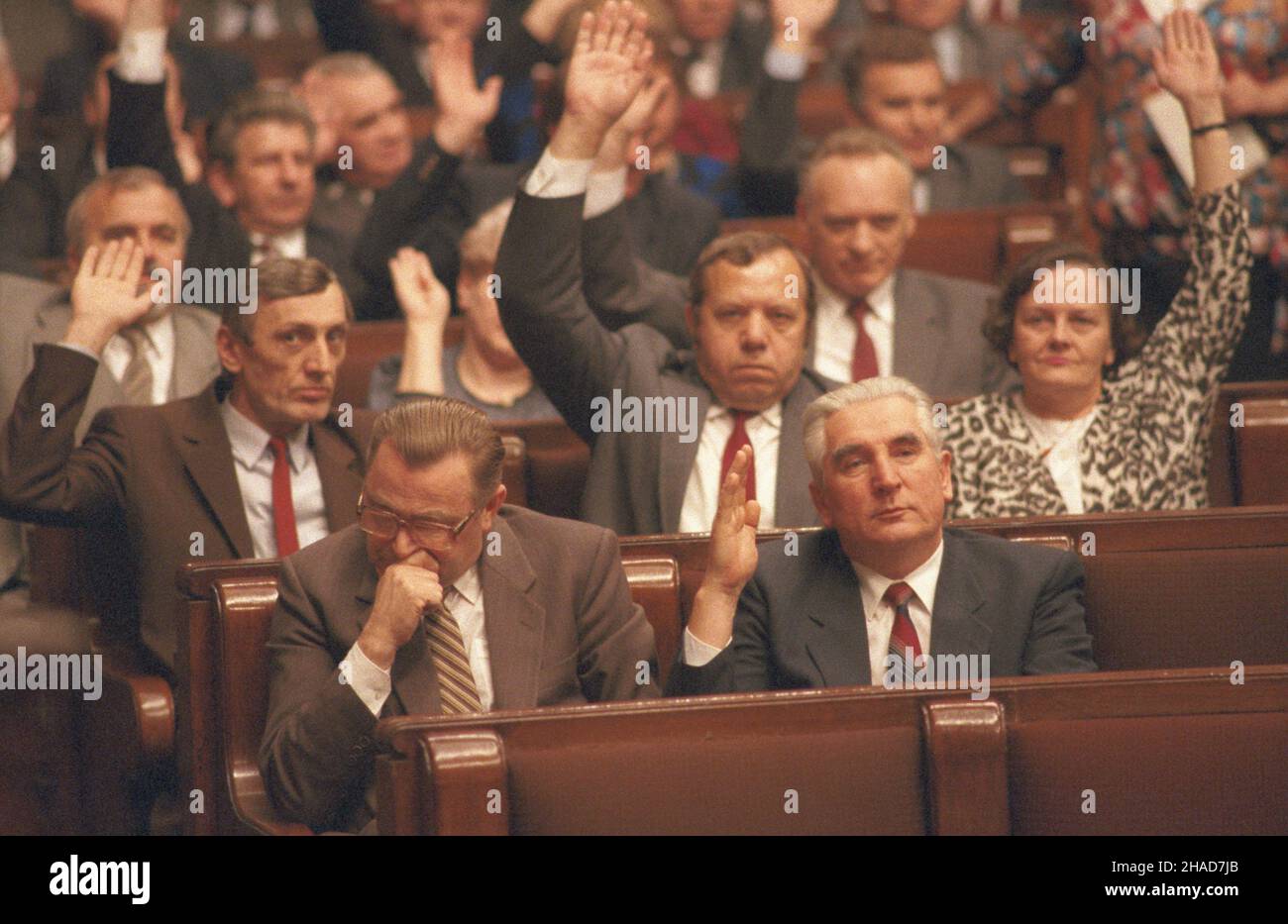 Warszawa 12,1988. Sejm Polskiej Rzeczpospolitej Ludowej. G³osowanie nad zmianami w strukturach Biura Politycznego Komitetu Centralnego Polskiej Zjednoczonej Partii Robotniczej (BP KC PZPR), których pomys³odawc¹ by³ Przewodnicz¹cy Rady Pañstwa gen. Wojciech Jaruzelski. NZ. cz³onek Biura Politycznego KC PZPR Zbigniew Messner (i rz. 1L), cz³onek Biura Politycznego i sekretarz KC PZPR Józef Czyrek (i rz. 1P). js PAP/Wojciech Kryñski Dok³adny dzieñ wydarzenia nieustalony. Varsavia dicembre 1988. Il Sejm (Parlamento) della Repubblica popolare di Polonia. Il voto dei deputati cambia nelle strutture Foto Stock