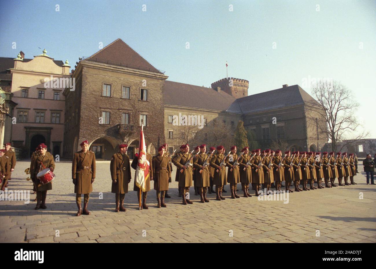 Kraków 11.11.1988. Obchody Œwiêta Niepodleg³oœci. Bazylika archivkatedralna œw. Stanis³awa i œw. Wac³awa. W Krypcie Srebrnych Dzwonów przy sarkofagu Marsza³ka Józefa Pi³sudskiego z³o¿ono kwiaty. js PAP/Jerzy Ochoñski Cracovia Novembre 11 1988. Cerimonie che segnano il giorno dell'Indipendenza. La basilica di San Stanislao e San Válaus Archcatherdral. I fiori sono stati deposti al sarcofago maresciallo Jozef Pilsudski nella cripta delle campane d'Argento js PAP/Jerzy Ochonski Foto Stock