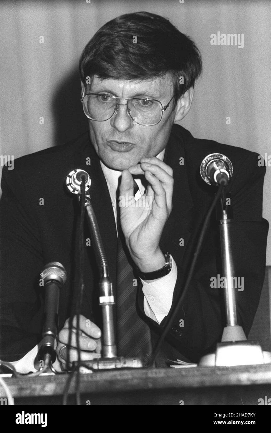 -, 1989. Leszek Balcerowicz, primo ministro finasów w rz¹dzie Tadeusza Mazowieckiego. (sig.) PAP/Piotr Teodor Walczak ***Miejsce i dok³adna data wydarzenia nieustalone*** -, 1989. Leszek Balcerowicz, Vice PM polacco e Ministro delle finanze nel governo di Tadeusz Mazowiecki. (sig.) PAP/Piotr Teodor Walczak ***Data e luogo dell'evento sconosciuto*** Foto Stock