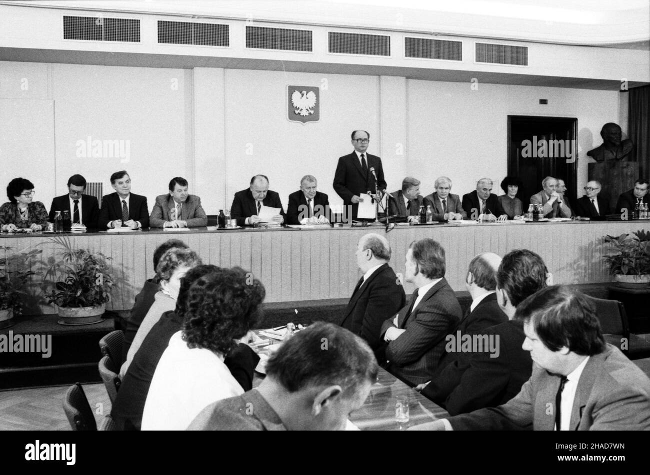 Warszawa 1989-01-01. X Plenum KC PZPR - obrady. NZ: w œrodku stoi Wojciech Jaruzelski. soa PAP/Henryk Rosiak Foto Stock