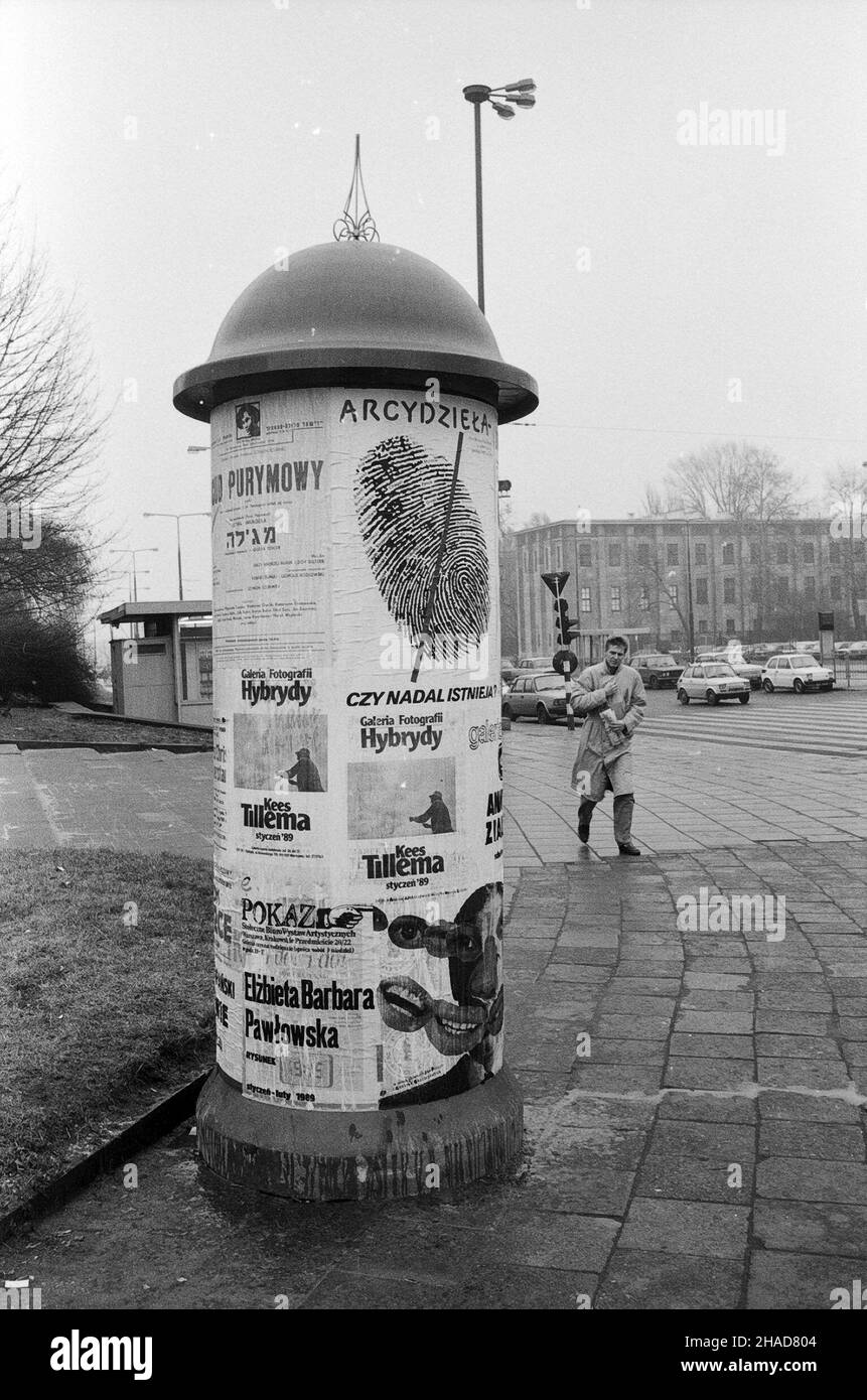 Warszawa, 20.02.1989. S³up z afiszami u zbiegu Alej Jerozolimskich i ul. Nowy Œwiat. PAP/Mariusz Szyperko Foto Stock