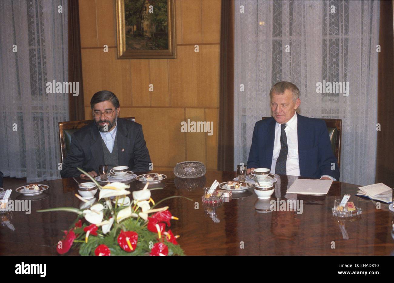 Warszawa 02,1989. Premier Iranu Mir-Hosejn Musawi w Polsce. premier Musavi (L) na spotkaniu z premierem PRL Mieczys³awem Rakowskim (P) w gmachu Urzêdu Rady Ministrów. js PAP/Tomasz Pra¿maowski Dok³adny dzieñ wydarzenia nieustalony. Varsavia febbraio 1989. Primo Ministro iraniano Mir-Hossein Mousavi in Polonia. Nella foto: PM Mousavi (a sinistra) riunione PM della Repubblica popolare Polacca (PRL) Mieczyslaw Rakowski (a destra) presso l'Ufficio del Consiglio dei Ministri. js PAP/Tomasz Prazmowski Data esatta sconosciuta. Foto Stock