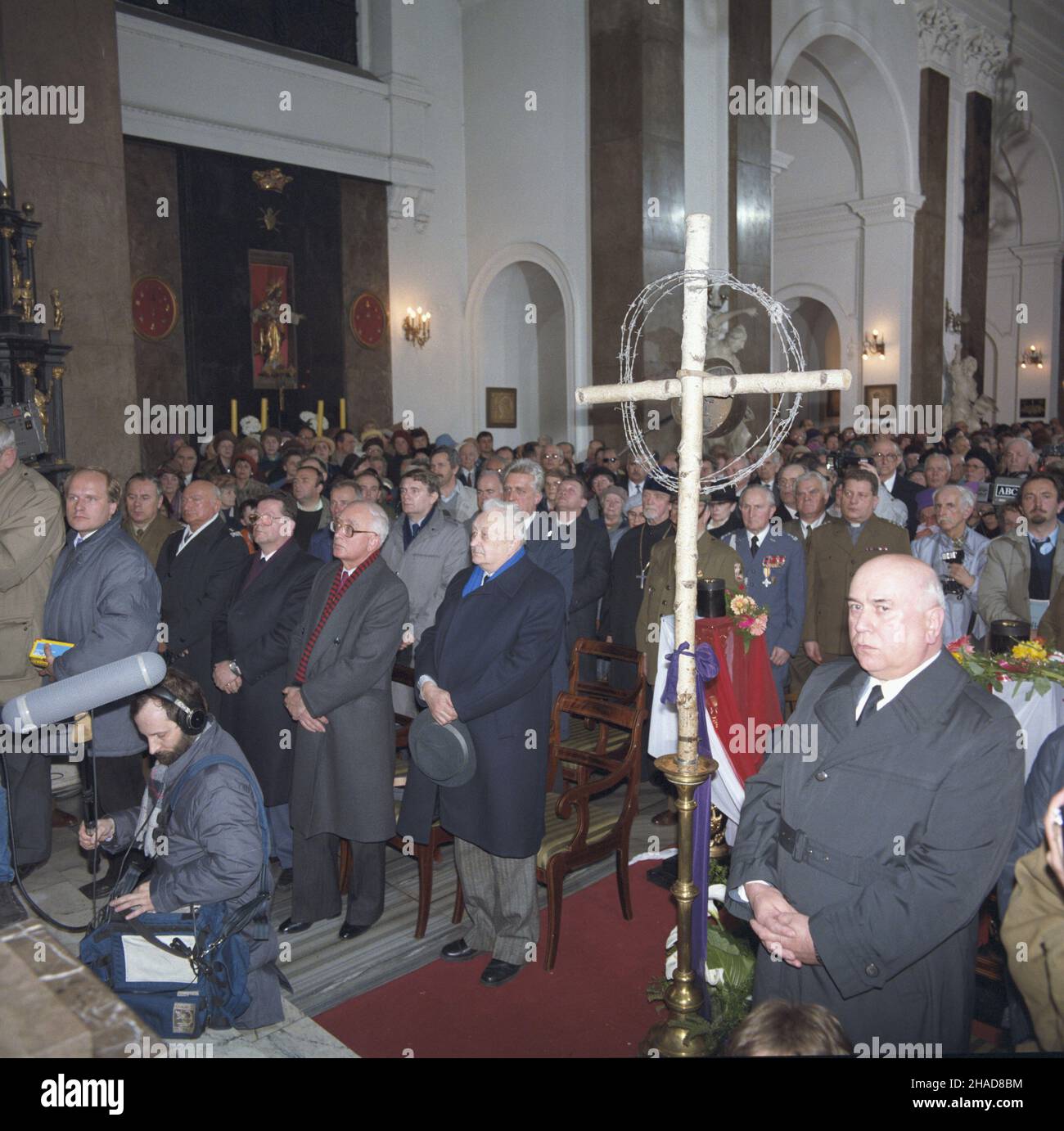 Warszawa 05.04.1989. Sprowadzenie urn (C) z ziemi¹ z grobów katyñskich do polski. Msza koncelebrowana w koœciele garnizonowym pw. Najœwiêtszej Maryi Panny Królowej Polski z udzia³em rodzin oficerów pomordowanych w Katyniu, kombatantów, przedstawicieli w³adz i mieszkañców stolicy. Wœrod uczestników w drugim rzêdzie m.in.: gen. Zdzis³aw Graczyk (L), obok przewodnicz¹cy Rady Ochrony Pamiêci Walk i Mêczeñstwa genera³ Roman Paszkowski (2L), ministro-kierownik Urzêdu ds. Wyznañ W³adys³aw Loranc (4L), przewodnicz¹cy Rady Krajowej Patriotycznego Ruchu Odrodzenia Narodowego Jan Dobraczyñski (5L) Foto Stock