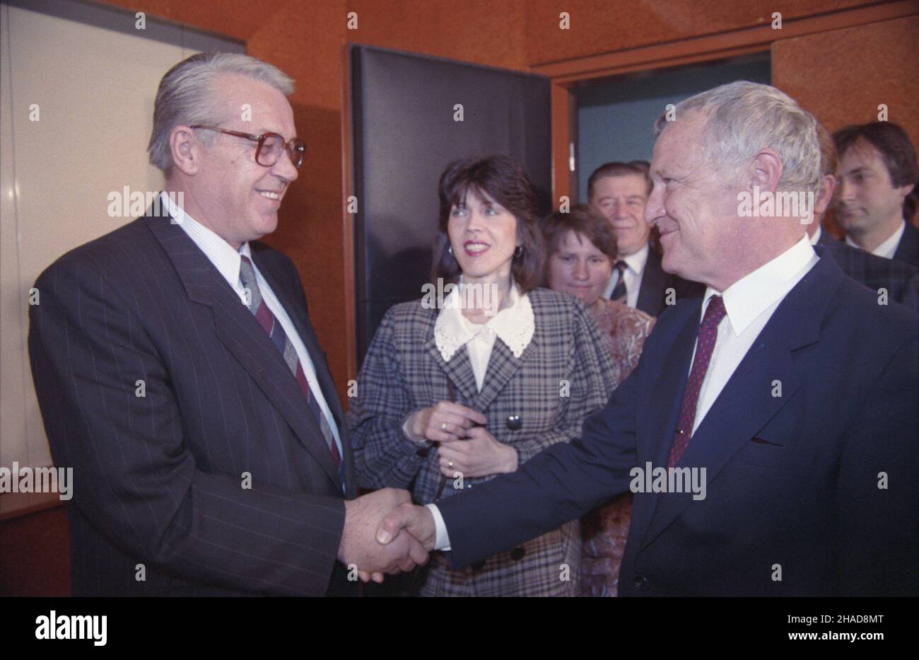 Jugos³awia Belgrad 25.05.1989. Wizyta premiera Polskiej Rzeczpospolitej Ludowej Mieczys³awa Rakowskiego w Socjalistycznej Federacyjnej Republice Jugos³awii (24-25.05.1989). NZ. Mieczys³aw Rakowski (P) spotka³ siê z przewodnicz¹cym Komitetu Centralnego Zwi¹zku Komunistów Jugos³awii Milanem Pancevskim (L). ka PAP/Grzegorz Rogiñski Iugoslavia Belgrado 25 maggio 1989. Il primo Ministro della Repubblica popolare Polacca Mieczyslaw Rakowski effettua una visita alla Repubblica federativa Socialista Jugoslava (24-25 maggio 1989). Nella foto: Mieczyslaw Rakowski (destra) Presidente della riunione del Comitato Centrale di t Foto Stock