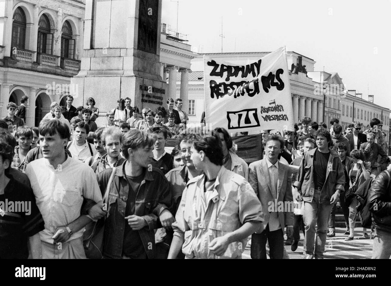 Warszawa 23.05.1989. Wiec protestacyjny studentów na placu Feliksa Dzier¿yñskiego (plac Bankowy) po ponownym odrzuceniu przez S¹d Wojewódzki w Warszawie wniosku o rejestracjê Niezale¿nego Zrzeszenia Studentów (NZS). Gr PAP/Jan Bogacz Foto Stock