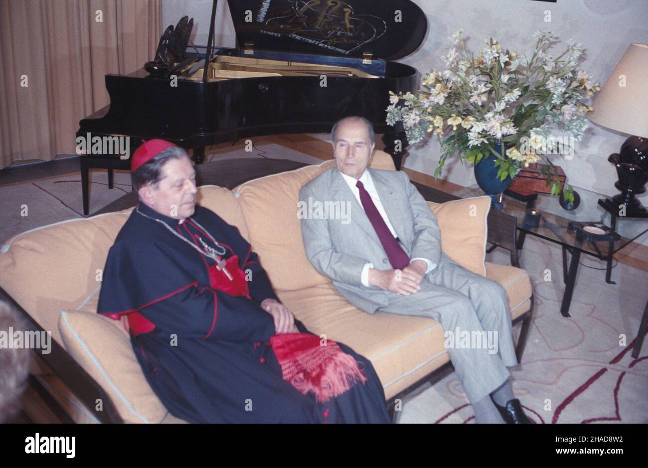 Gdañsk 15.06.1989. Wizyta prezydenta Francji Francoisa Mitterranda (P) w Polsce (14-16.06.189). Spotkanie z prymasem Polski Józefem Glempem. ka PAP/Ireneusz Sobieszczuk Danzica 15 giugno 1989. Il Presidente francese Francois Mitterrand effettua una visita in Polonia (14-16 giugno 189). Incontro con il Cardinale Primate di Polonia Jozef Glemp. ka PAP/Ireneusz Sobieszczuk Foto Stock