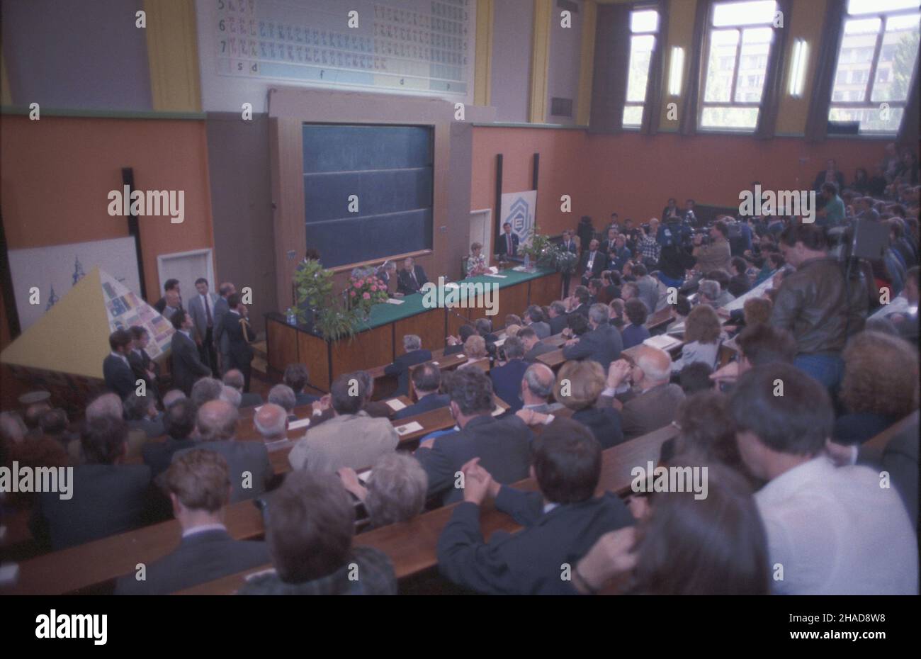 Kraków 14.06.1989. Wizyta prezydenta Francji Francoisa Mitterranda (katedra, C) w Polsce (14-16.06.189). Spotkanie ze studentami w auli Unibersytetu Jagielloñskiego. ka PAP/Jan Morek Cracovia 14 giugno 1989. Il presidente francese Francois Mitterrand (podio, centro) effettua una visita in Polonia (14-16 giugno 1989). Incontro con gli studenti dell'Università Jagiellonica presso la sala conferenze ka PAP/ Jan Morek Foto Stock