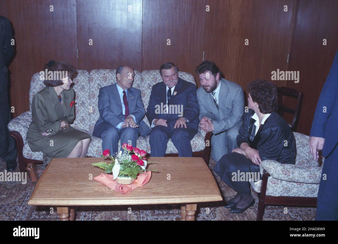 Gdañsk 15.06.1989. Wizyta prezydenta Francji Francoisa Mitterranda (2L) w Polsce (14-16.06.189). Spotkanie w hotelu Heweliusz z przewodnicz¹cym Niezale¿nego Samorz¹dnego Zwi¹zku Zawodowego Solidarnoœæ Lachem Wa³ês¹ (3L) i jego ma³¿onk¹ Danut¹ (P). ka PAP/Ireneusz Sobieszczuk Danzica 15 giugno 1989. Il Presidente francese Francois Mitterrand effettua una visita in Polonia (14-16 giugno 189). Incontro con gli attivisti del sindacato indipendente e autogovernante della solidarietà con il Presidente francese all'Hotel Heweliusz di sinistra, portavoce della solidarietà Janusz Onyszkiewicz, leader della solidarietà Lech Walesa, Sol Foto Stock