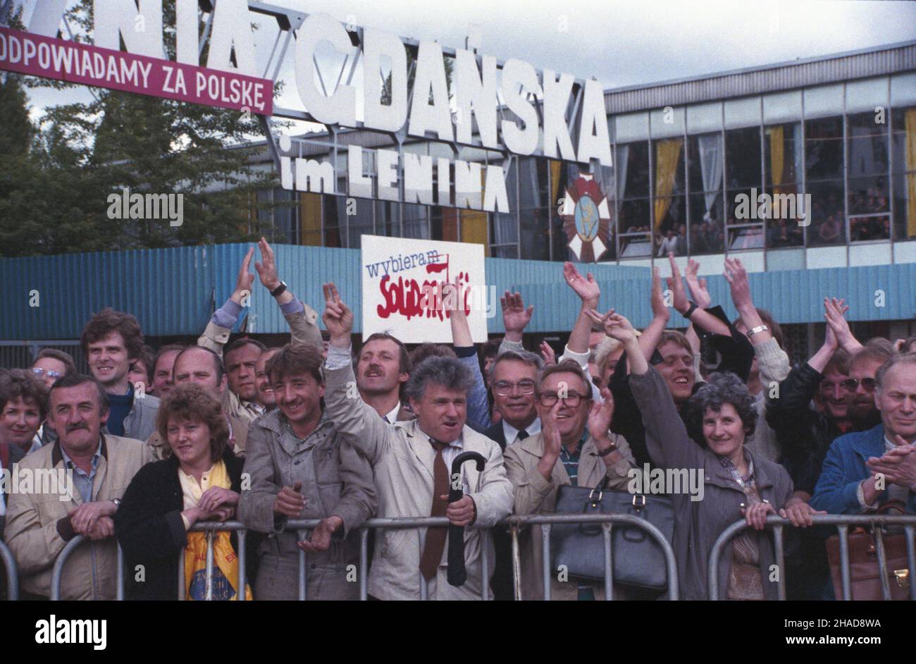 Gdañsk 15.06.1989. Wizyta prezydenta Francji Francoisa Mitterranda w Polsce (14-16.06.189). Spotkanie z robotnikami na placu przed Stoczni¹ Gdañsk¹ im. Lenina, pod pomnikiem Poleg³ych Stoczniowców 1970 . ka PAP/Ireneusz Sobieszczuk Danzica 15 giugno 1989. Il Presidente francese Francois Mitterrand effettua una visita in Polonia (14-16 giugno 189). Incontro con i lavoratori di fronte al cantiere Lenin Gdansk vicino al Monumento ai 1970 lavoratori caduti cantiere. ka PAP/Ireneusz Sobieszczuk Foto Stock