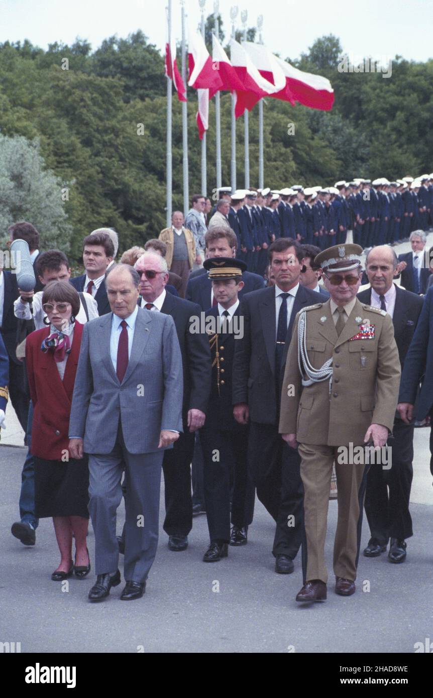 Gdañsk 15.06.1989. Wizyta prezydenta Francji Francoisa Mitterranda w Polsce (14-16.06.189). NZ. Na pierwszym planie: Francois Mitterand (L) i przewodnicz¹cy Rady Pañstwa gen. Wojciech Jaruzelski pod pomnikiem Obroñców Wybrze¿a na Westerplatte. ka PAP/Ireneusz Sobieszczuk Danzica 15 giugno 1989. Il Presidente francese Francois Mitterrand effettua una visita in Polonia (14-16 giugno 189). In primo piano: Presidente Francois Mitterand (a sinistra), presidente del Consiglio di Stato della Repubblica popolare Polacca Generale Wojciech Jaruzelski al Monumento ai difensori della costa a Westerplatte. k Foto Stock