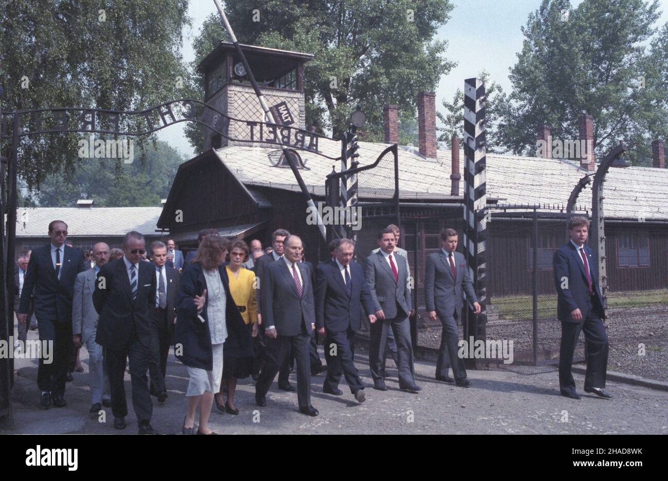 Oœwiêcim 14.06.1989. Wizyta prezydenta Francji Francoisa Mitterranda (5P) w Polsce (14-16.06.189). Zwiedzanie by³ego obozu koncentracyjnego Auschwitz-Birkenau, niemieckiego nazistowskiego obozu koncentracyjnego i zag³ady (1940-1945). ka PAP/Jerzy Ochoñski Oswiecim 14 giugno 1989. Il presidente francese Francois Mitterrand (5th a destra) effettua una visita in Polonia (14-16 giugno 1989). Visita all'ex campo di sterminio nazista tedesco Auschwitz-Birkenau (1940-1945). ka PAP/Jerzy Ochonski Foto Stock