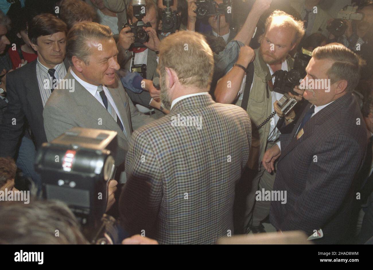 Warszawa 08.06.1989. Konferencja prasowa cz³onków Komisji Porozumiewawczej, której zadaniem jest nadzór nad realizacj¹ postanowieñ Okr¹g³ego Sto³u. przewodnicz¹cy Strony opozycyjno-solidarnoœciowej Lech Wa³êsa (1P), doradca NSZZ Solidarnoœæ Bronis³aw Geremek (ty³em), przewodnicz¹cy Strony rz¹dowej, ministro spraw wewnêtrznych PRL Czes³aw Kiszczak (2L) w gmachu Sejmu. ka PAP/Jan Bogacz Varsavia 08 giugno 1989. Un conferimento di membri della Commissione Conciliatoria con il compito di sorvegliare l'attuazione degli insediamenti della Tavola rotonda. Nella foto: presidente dell'opposizione e soli Foto Stock