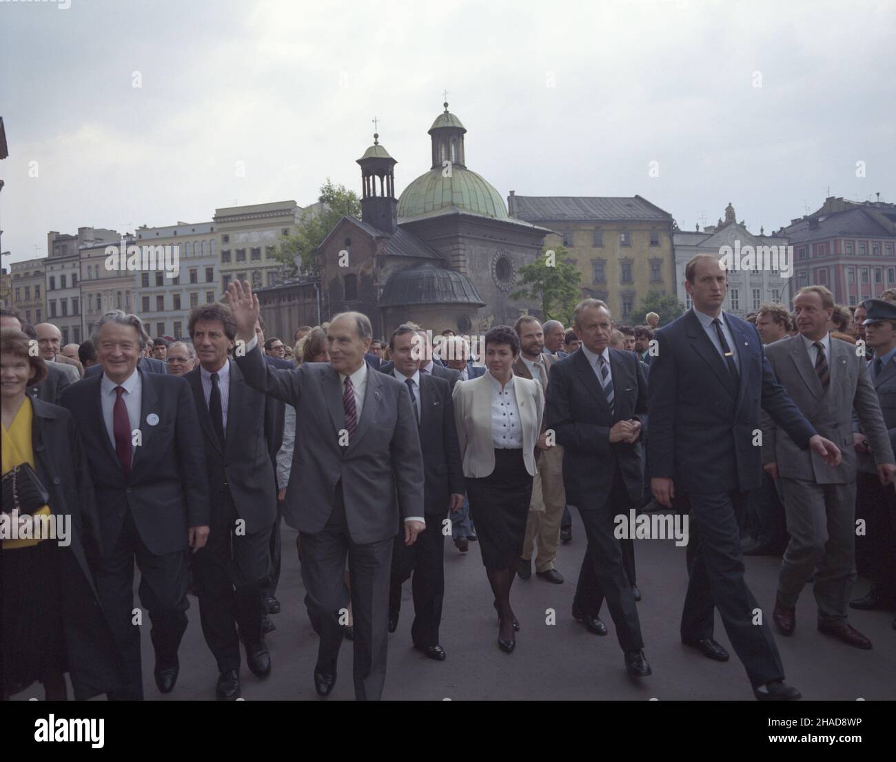 Kraków 14.06.1989. Wizyta prezydenta Francji Francoisa Mitterranda w Polsce (14-16.06.189). m.in.: Francois Mitterand (4L), MSZ Janusz Œwitkowski (3P) na Rynku G³ównym. L g³êbi koœció³ œw. Wojciecha. ka PAP/Jan Morek Cracovia 14 giugno 1989. Il Presidente francese Francois Mitterrand effettua una visita in Polonia (14-16 giugno 1989). Nella foto: Francois Mitterand (4th a sinistra), Janusz Switkowski del Ministero degli Esteri della Polonia (3rd a destra) presso la Piazza del mercato principale. Sullo sfondo la Chiesa di Sant'Adalberto, ka PAP/Jan Morek Foto Stock