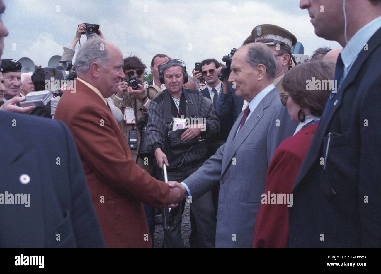 Gdañsk 15.06.1989. Wizyta prezydenta Francji Francoisa Mitterranda (P) w Polsce (14-16.06.189). Spotkanie z kombatantami II wojny œwiatowej na Westerplatte. ka PAP/Ireneusz Sobieszczuk Danzica 15 giugno 1989. Il Presidente francese Francois Mitterrand effettua una visita in Polonia (14-16 giugno 189). Incontro con i veterani della seconda Guerra Mondiale a Westerplatte. ka PAP/Ireneusz Sobieszczuk Foto Stock