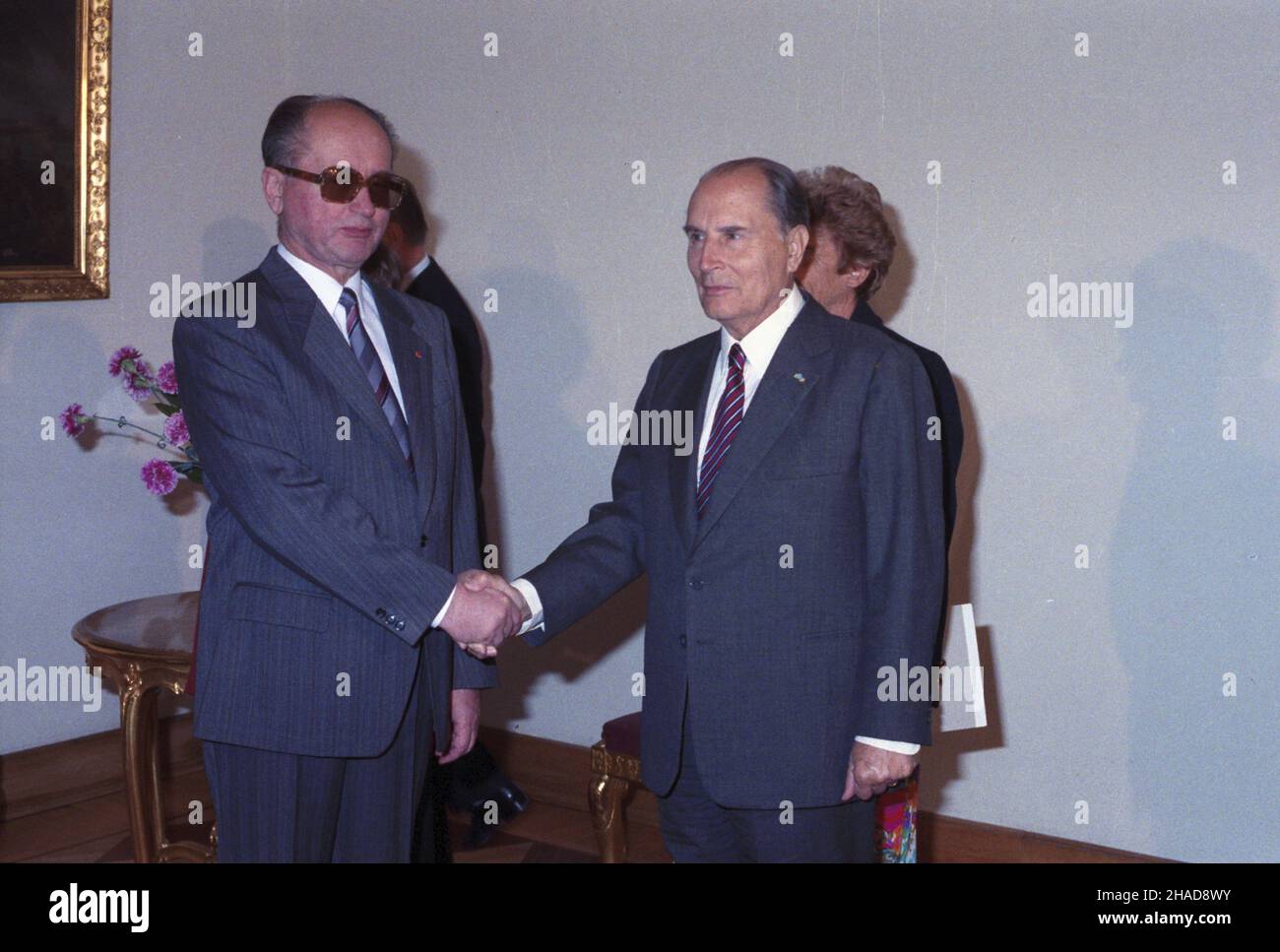 Warszawa 14.06.1989. Wizyta prezydenta Francji Francoisa Mitterranda (P) w Polsce (14-16.06.1989). Spotkanie w Belwederze z przewodnicz¹cym Rady Pañstwa PRL gen. Wojciechem Jaruzelskim (L). ka PAP/Jan Bogacz Varsavia 14 giugno 1989. Il presidente francese Francois Mitterrand (a destra) effettua una visita in Polonia (14-16 giugno 1989). Incontro con Wojciech Jaruzelski, presidente del Consiglio di Stato della Repubblica popolare Polacca (PRL) (a sinistra) nel Palazzo Belvedere. ka PAP/Jan Bogacz Foto Stock