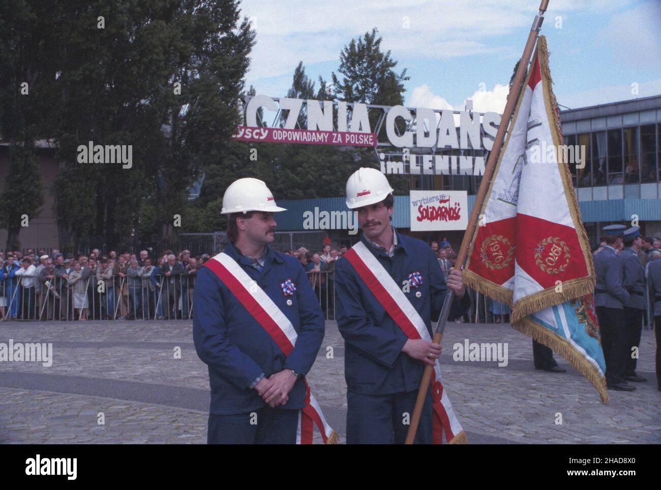 Gdañsk 15.06.1989. Wizyta prezydenta Francji Francoisa Mitterranda w Polsce (14-16.06.189). Spotkanie z robotnikami na placu przed Stoczni¹ Gdañsk¹ im. Lenina, pod pomnikiem Poleg³ych Stoczniowców 1970. ka PAP/Ireneusz Sobieszczuk Danzica 15 giugno 1989. Il Presidente francese Francois Mitterrand effettua una visita in Polonia (14-16 giugno 189). Incontro con i lavoratori di fronte al cantiere Lenin Gdansk vicino al Monumento ai 1970 lavoratori caduti cantiere. ka PAP/Ireneusz Sobieszczuk Foto Stock