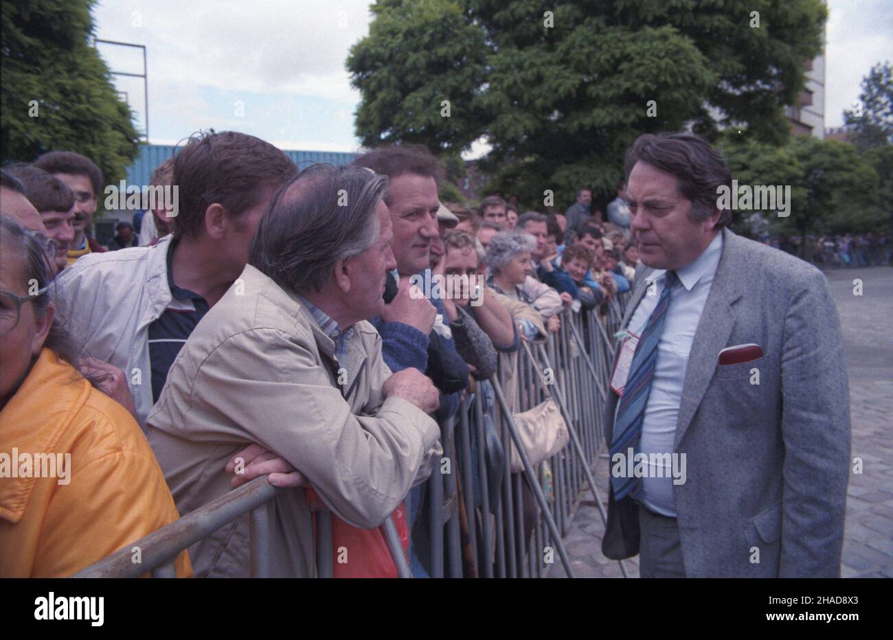 Gdañsk 15.06.1989. Wizyta prezydenta Francji Francoisa Mitterranda w Polsce (14-16.06.189). Spotkanie z robotnikami na placu przed Stoczni¹ Gdañsk¹ im. Lenina, pod pomnikiem Poleg³ych Stoczniowców 1970. francuski dziennikarz i korespondent Bernard Margueritte (P). ka PAP/Ireneusz Sobieszczuk Danzica 15 giugno 1989. Il Presidente francese Francois Mitterrand effettua una visita in Polonia (14-16 giugno 189). Incontro con i lavoratori di fronte al cantiere Lenin Gdansk vicino al Monumento ai 1970 lavoratori caduti cantiere. Nella foto: Giornalisti francesi e corrispondente Bernard Margueritte (a destra). ka Foto Stock