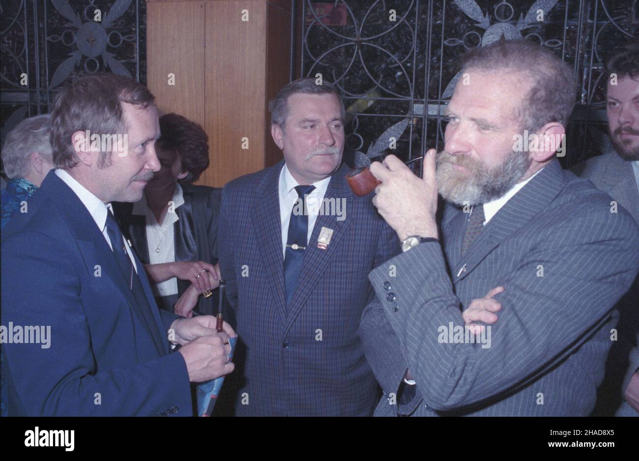 Gdañsk 15.06.1989. Wizyta prezydenta Francji Francoisa Mitterranda w Polsce (14-16.06.189). Spotkanie dzia³aczy Niezale¿nego Samorz¹dnego Zwi¹zku Zawodowego Solidarnoœæ w hotelu Heweliusz z prezydentem Francji, od lewej: rzecznik prasowy Solidarnoœci Janusz Onyszkiewicz, przewodnicz¹cy KKW NSZZ Solidarnoœæ Lech Wa³êsa, doradca Solidarnoœci Bronis³aw Geremek. ka PAP/Ireneusz Sobizuk Danzica 15 giugno 1989. Il Presidente francese Francois Mitterrand effettua una visita in Polonia (14-16 giugno 189). Incontro con gli attivisti del sindacato indipendente e autogoverno della solidarietà con i Presidi francesi Foto Stock