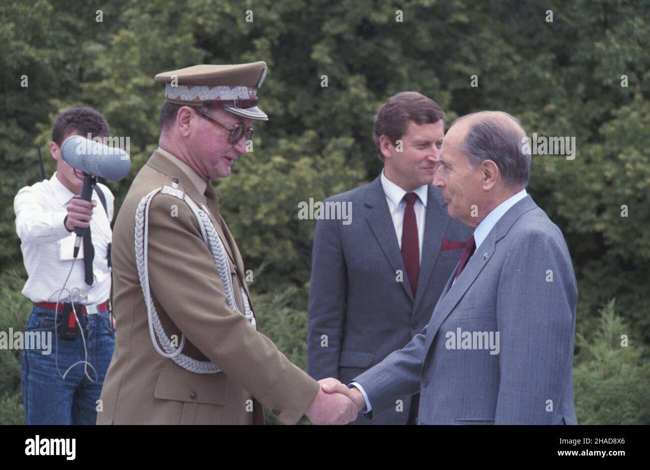 Gdañsk 15.06.1989. Wizyta prezydenta Francji Francoisa Mitterranda w Polsce (14-16.06.189). Sk³adanie wieñca pod pomnikiem Obroñców Wybrze¿a na Westerplatte. prezydent Francois Mitterand (P), przewodnicz¹cy Rady Pañstwa PRL gen. Wojciech Jaruzelski (L). ka PAP/Ireneusz Sobieszczuk Danzica 15 giugno 1989. Il Presidente francese Francois Mitterrand effettua una visita in Polonia (14-16 giugno 189). Corona che posa al Monumento ai difensori della costa a Westerplatte. Nella foto: Presidente Francois Mitterand (a destra), presidente del Consiglio di Stato della Repubblica popolare Polacca, il generale Wojciech Ja Foto Stock
