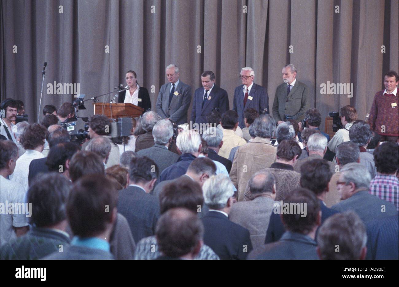 Warszawa 23.06.1989. Posiedzenie w Auditorium Maximum Uniwersytetu Warszawskiego cz³onków Komitetu Obywatelskiego Solidarnoœæ oraz nowo wybranych pos³ów i senatorów Solidarnoœci. Zainicjowano powo³anie Obywatelskiego Klubu Parlamentarnego (OKP). de lewej: Maja Komorowska, Andrzej Wielowieyski, Lech Wa³êsa, Janusz Zió³kowski, Jacek WoŸniakowski, Henryk Wujec. ka PAP/Grzegorz Rogiñski Varsavia 23 giugno 1989. I membri del Comitato dei cittadini di solidarietà e i deputati e senatori del Sejm di solidarietà appena eletti si incontrano all'Auditorium Maximum dell'Università di Varsavia. La riunione ha istituito il Citi Foto Stock