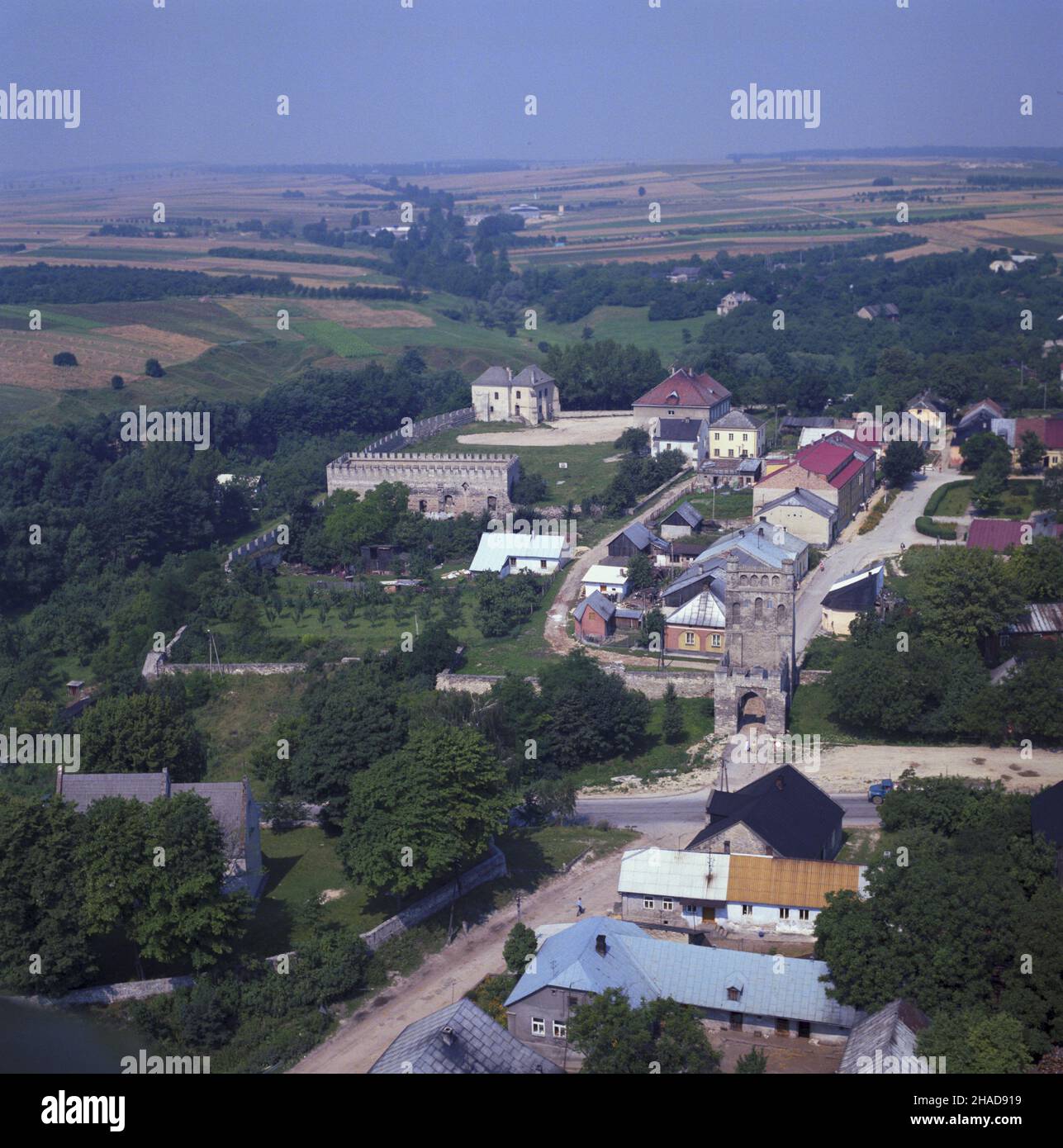 Szyd³ów 07,1989. Zamek królewski z XIV wieku, przebuowany w XVI w., czêœciowo zruinowany, z zachowanymi murami obronnymi i Bram¹ Krakowsk¹. ka PAP/Ireneusz Sobieszczuk Leszek Wróblewski Dok³adny dzieñ wydarzenia nieustalony. Szydlow Luglio 1989. Il castello reale, costruito nel 14th secolo, ricostruito nel 16th secolo, in parte distrutto con fortificazioni conservate e la porta di Cracovia. ka PAP/Ireneusz Sobieszczuk Leszek Wroblewski evento giorno sconosciuto Foto Stock