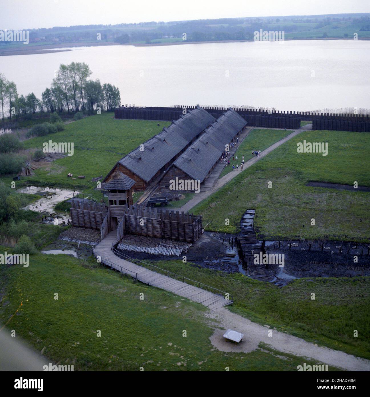 Biskupin 07,1989. Drewniana osada obronna kultury ³u¿yckiej z prze³omu epoki br¹zu i ¿elaza nad Jeziorem Biskupiñskim. NZ. Zrekonstruowany gród, na pierwszym planie brama obronna. js PAP/Ireneusz Sobieszczuk Leszek Wróblewski Dok³adny dzieñ wydarzenia nieustalony. Biskupin Luglio 1989. La roccaforte lignea della cultura Lusatian, risalente al turn dell'epoca del bronzo e del ferro sul lago Biskupinskie. Nella foto: Ricostruito castello; in primo piano la porta di difesa. js PAP/Ireneusz Sobieszczuk Leszek Wroblewski data esatta sconosciuta. Foto Stock