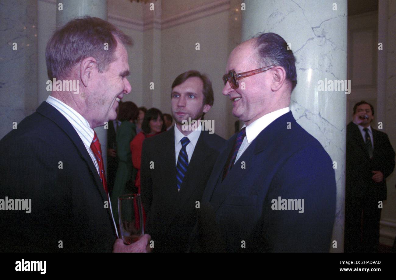 Warszawa 22.07.1989. Z okazji 45. Rocznicy powstania PRL, w Narodowe Œwiêto Odrodzenia Polski, prezydent Wojciech Jaruzelski spotka³ siê z cz³onkami najwy¿szych w³adz pañstwowych, kierownictwem organizacji spo³ecznych, zawodowych oraz przedstawicielami œwiata nauki i kultury. NZ. m.in. Wojciech Jaruzelski (P) i ambasador Stanów Zjednoczonych w Polsce John Davis (L). ka PAP/Grzegorz Rogiñski Varsavia 22 luglio 1989. Il 45th° anniversario della Repubblica popolare Polacca (PRL, la Giornata nazionale di rinascita della Polonia. Il Presidente Wojciech Jaruzelski, al Palazzo del Consiglio dei Mininsters incontra membe Foto Stock