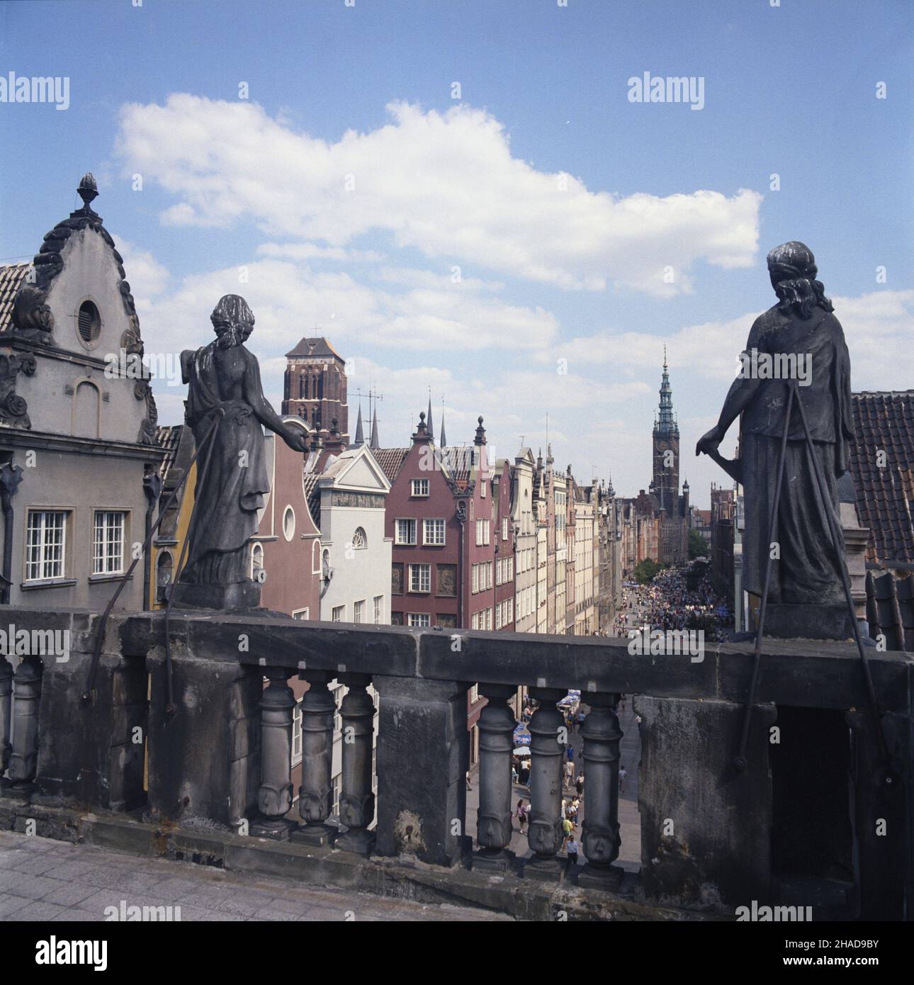 Gdañsk 08,1989. G³ówne Miasto i ulica D³uga. W g³êbi wie¿a zabytkowego gmachu ratusza miejskiego (siedziba Muzeum Historycznego Miasta Gdañska), z lewej wie¿a bazyliki Wniebowziêcia Najœwiêtszej Maryi Panny. Widok ze Z³otej Bramy. ka PAP/Janusz Uklejewski Dok³adny dzieñ wydarzenia nieustalony. Gdansk 1989 agosto. Il centro della città, Dluga Street. Nello sfondo edificio storico del municipio (la sede del Museo di Storia della città di Danzica). Da sinistra la torre della Basilica della Santa Vergine Maria. La vista da Zlota Brama (Golden Gate). ka PAP/Janusz Uklejewski Data evento Foto Stock