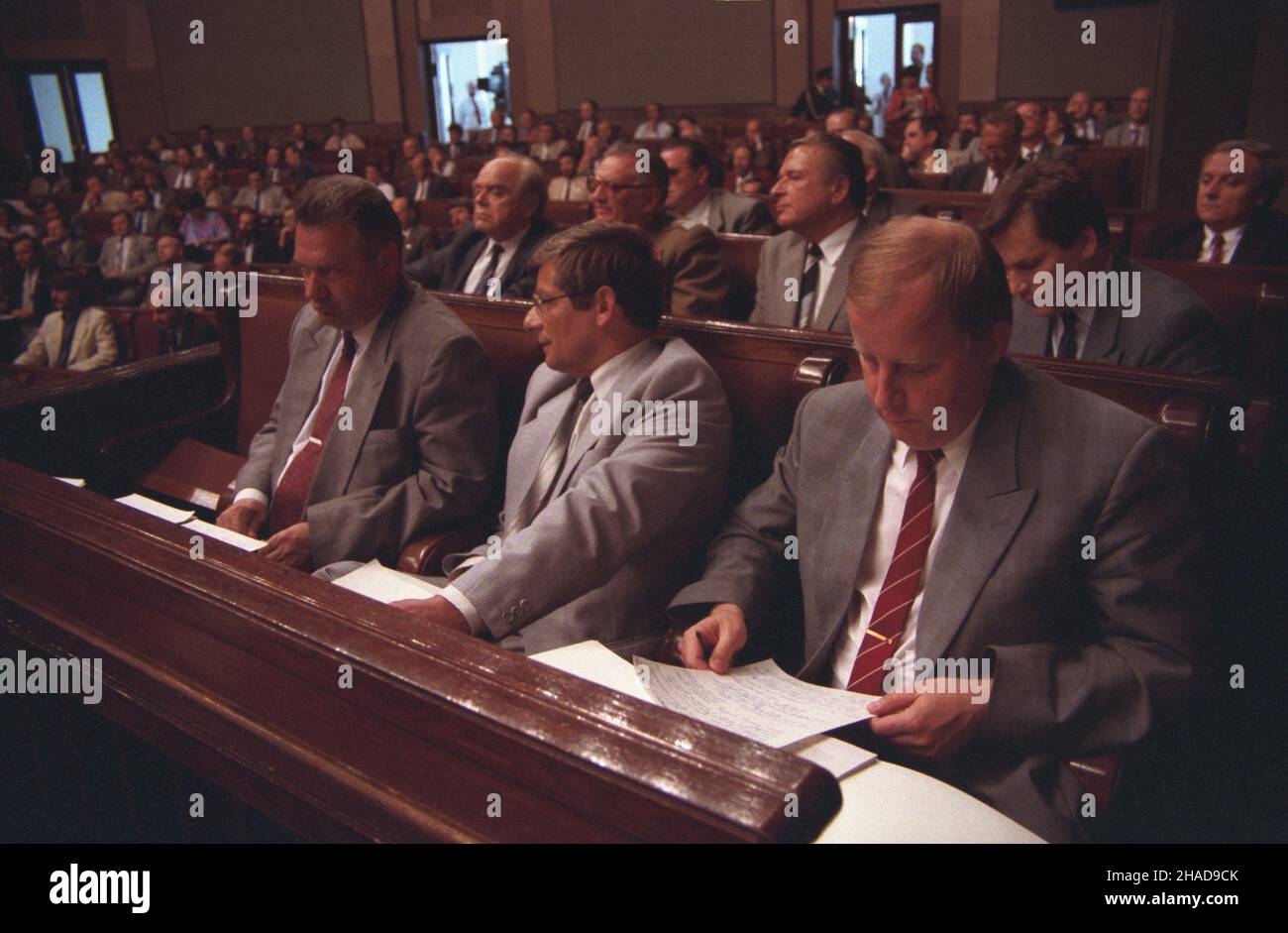 Warszawa 01.08.1989. Posiedzenie Sejmu X kadencji (zw. Sejmem kontraktowym). m.in. w ³awach rz¹dowych, i rz¹d d prawej: WicePremier Janusz Patorski, ministro rolnictha Kazimierz Olesiak, wicePremier Ireneusz Seku³a, II rz¹d od prawej: ministro Aleksander Kwaœniewski, genera³ Czes³aw Kiszczak, ministro obrony narodowej gen. Florian Siwicki, ministro spraw zagranicznych Tadeusz Olechowski. ka PAP/Ireneusz Sobieszczuk Varsavia 01 agosto 1989. La seduta del Sejm del 10th (il cosiddetto Sejm Contract). Foto nella scatola del governo:1st riga da destra: vice PM Janusz Pator Foto Stock