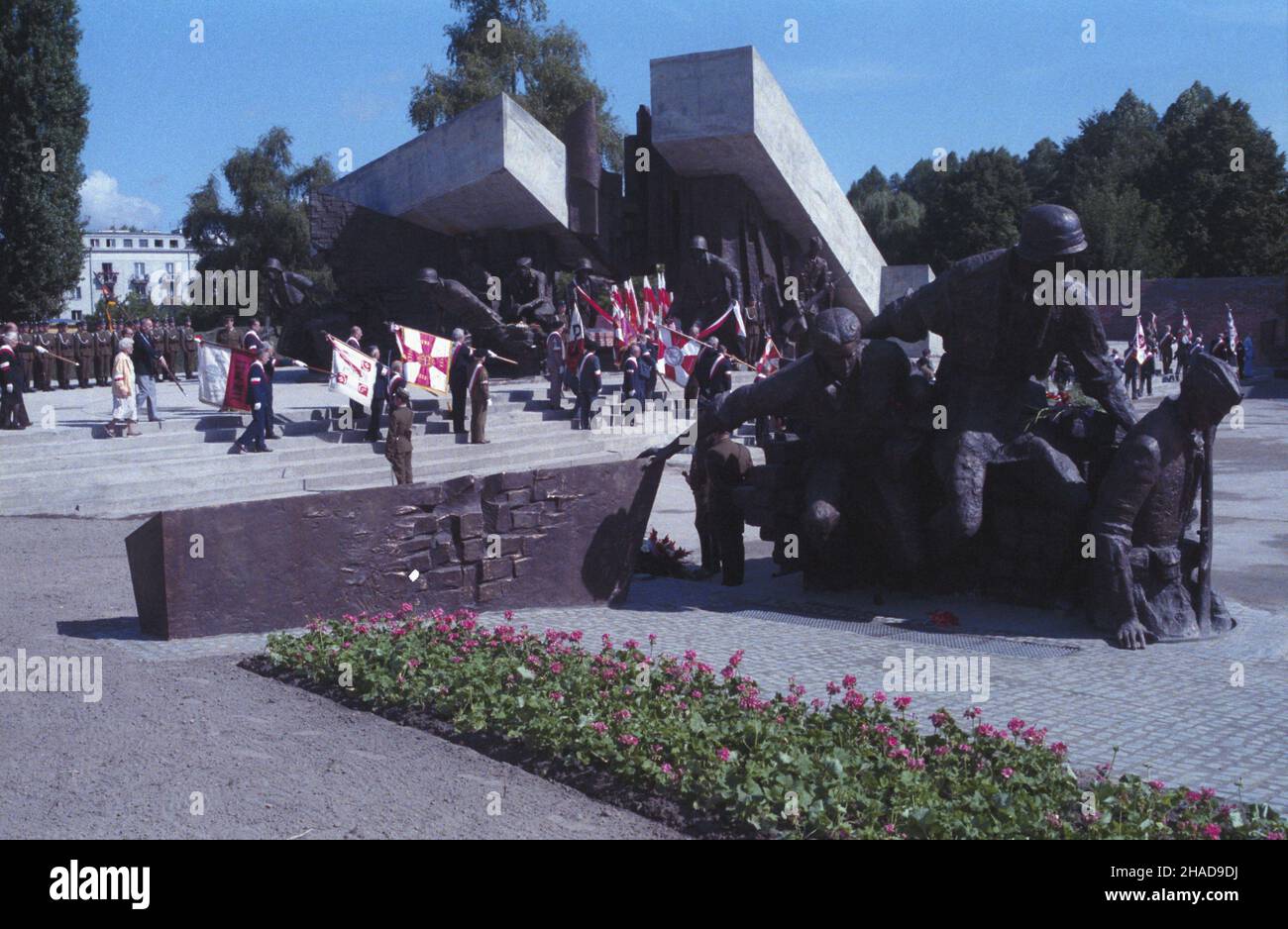 Warszawa 01.08.1989. Uroczystoœæ ods³oniêcia pomnika Powstania Warszawskiego na placu Krasiñskich w 45. rocznicê wybuchu Powstania Warszawskiego. Monumento zaprojektowany przez rzeŸbiarzy Wincentego Kuæmê i Jacka Budyna sk³ada siê z dwóch czêœci. Stoi w miejscu, gdzie znajdowa³o siê wejœcie do kana³ów, którymi podczas walk przemieszczali siê powstañcy i mieszkañcy Warszawy. ka PAP/Ireneusz Sobieszczuk Varsavia 01 agosto 1989. La cerimonia di inaugurazione del Monumento alla rivolta di Varsavia in Piazza Krasinskich in occasione del 45th° anniversario dell'esplosione del Rising. Il monumento, progettato dagli scultori WinCE Foto Stock