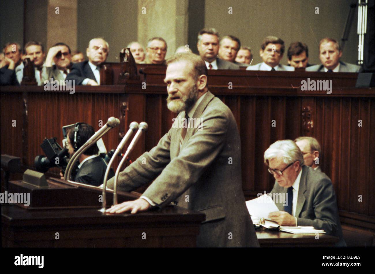 Warszawa, 1989-08-02. Posiedzenie Sejmu X kadencji (zw. Sejmem kontraktowym), podczas którego zatwierdzono kandydaturê Czes³awa Kiszczaka na stanowisko prezesa Rady Ministrów. Kiszczak nie zdo³a³ utworzyæ rz¹du (nie uzyska³ poparcia ZSL i SD). NZ. wyst¹pienie pos³a Unii Demokratycznej Bronis³awa Geremka meg PAP/Jan Bogacz Foto Stock