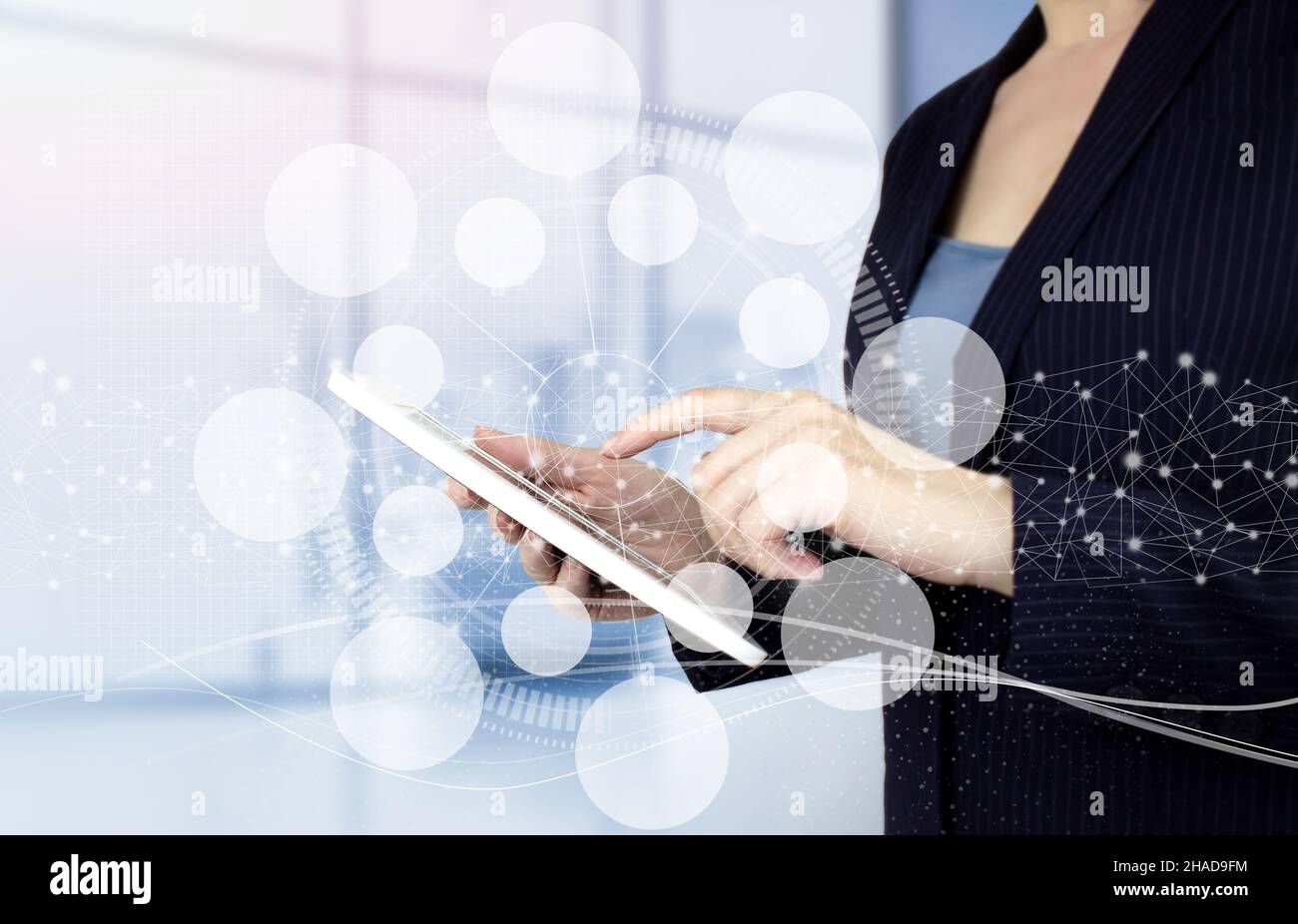 Sfondo astratto con disegno circolare su schermo virtuale. Tablet bianco con tocco a mano con cartello con diagramma circolare ologramma digitale. Innovazione, Foto Stock