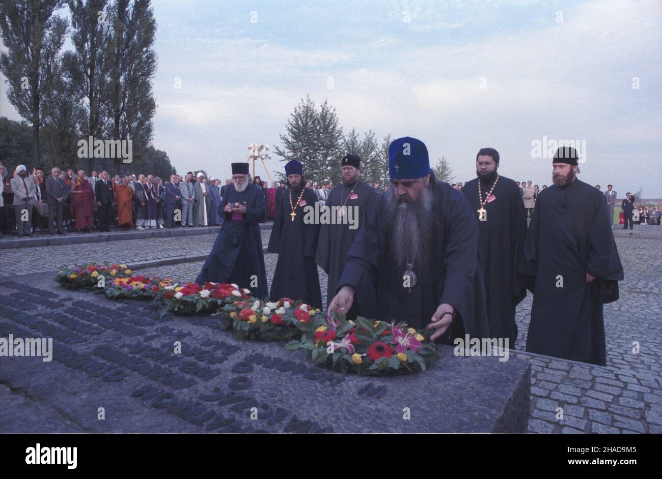 Brzezinka 02.09.1989. Œwiatowy Dzieñ Modlitwy o Pokój w ramach obchodów 50. Rocznicy wybuchu II wojny œwiatowej. Ekumeniczna modlitwa dnia uroczystoœci na terenie by³ego niemieckiego obozu koncentracyjnego KL Auschwitz-Birkenau, w której udzia³ wziêli przedstawiciele chrzeœcijañstwa, buddyzmu, hinduizmu, islamu, judaizmu, d¿inizmu, zoroastrianizmu i sintoizmu. sk³adanie wieñców pod Miêdzynarodowym Pomnikiem Ofiar Faszyzmu w Brzezince (KL Auschwitz II-Birkenau). Na pierwszym planie duchowny prawos³awny, metropolita Miñska i ca³ej Bia³orusi Filaret (Kiri³³ Warfo³omiejewicz Wachromie Foto Stock