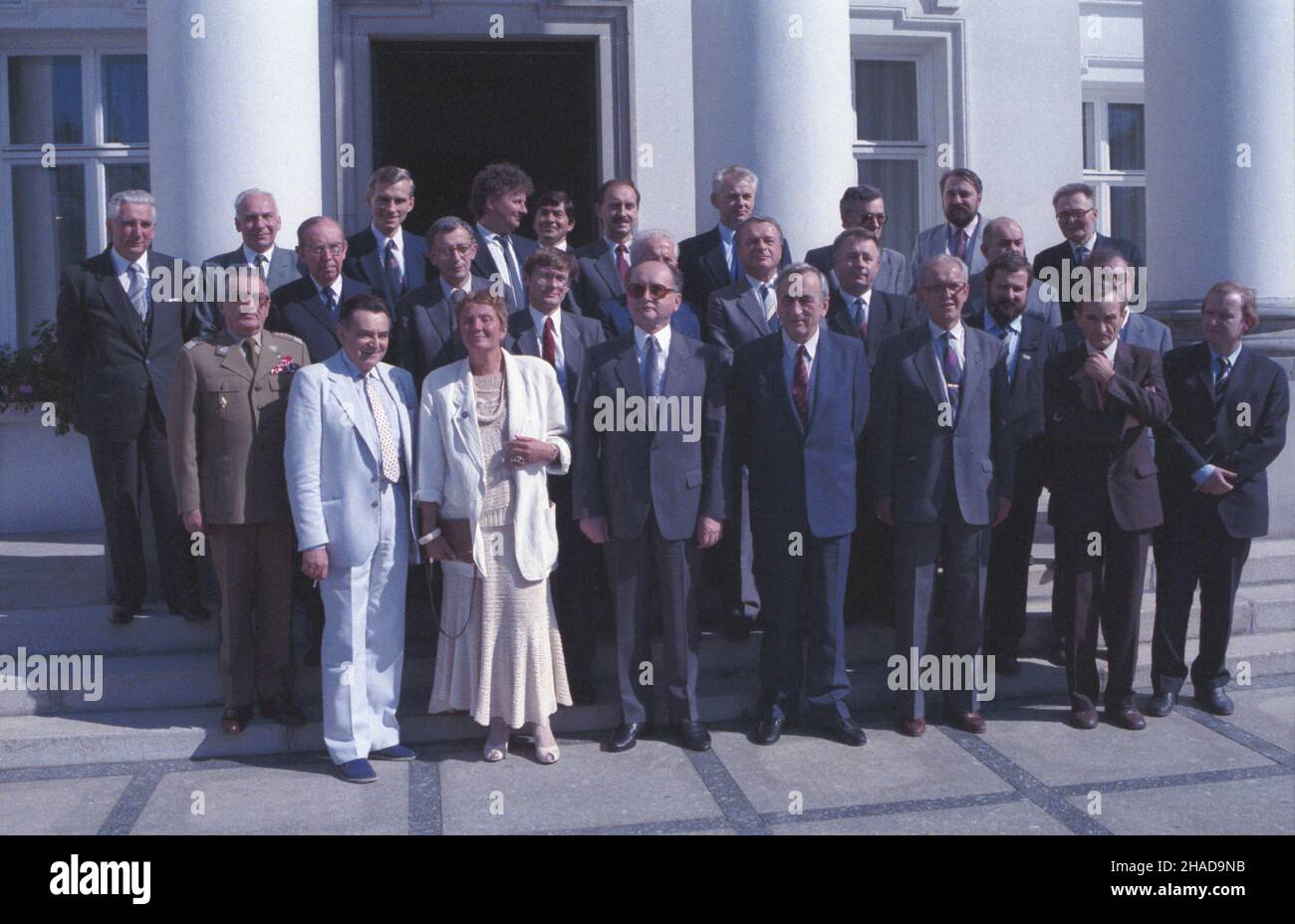 Warszawa 13.09.1989. Spotkanie w Belwederze cz³onków rz¹du Tadeusza Mazowieckiego (i rz. 4P) z prezydentem PRL Wojciechem Jaruzelskim (i rz. 3L). NZ. w i rz.: Aleksander Paszyñski (1L), Izabella Cywiñska (2L), Jan Janowski (3P), Henryk Samsonowicz (2P), Aleksander Hall (1P); w II rz. od lewej: genera³ Florian Siwicki, Krzysztof Skubiszewski, Jerzy Osiatyñski, Leszek Balcerowicz, Czes³aw Janicki, Czes³aw Kiszczak, Bronis³aw Kamiñski, Artur Balazs, Andrzej Kosiniak-Kamysz; w III rz. od lewej: ministro stanu w Kancelarii Prezydenta Józef Czyrek (1L), szef Kancelarii Prezydenta Micha³ Janiszewski Foto Stock