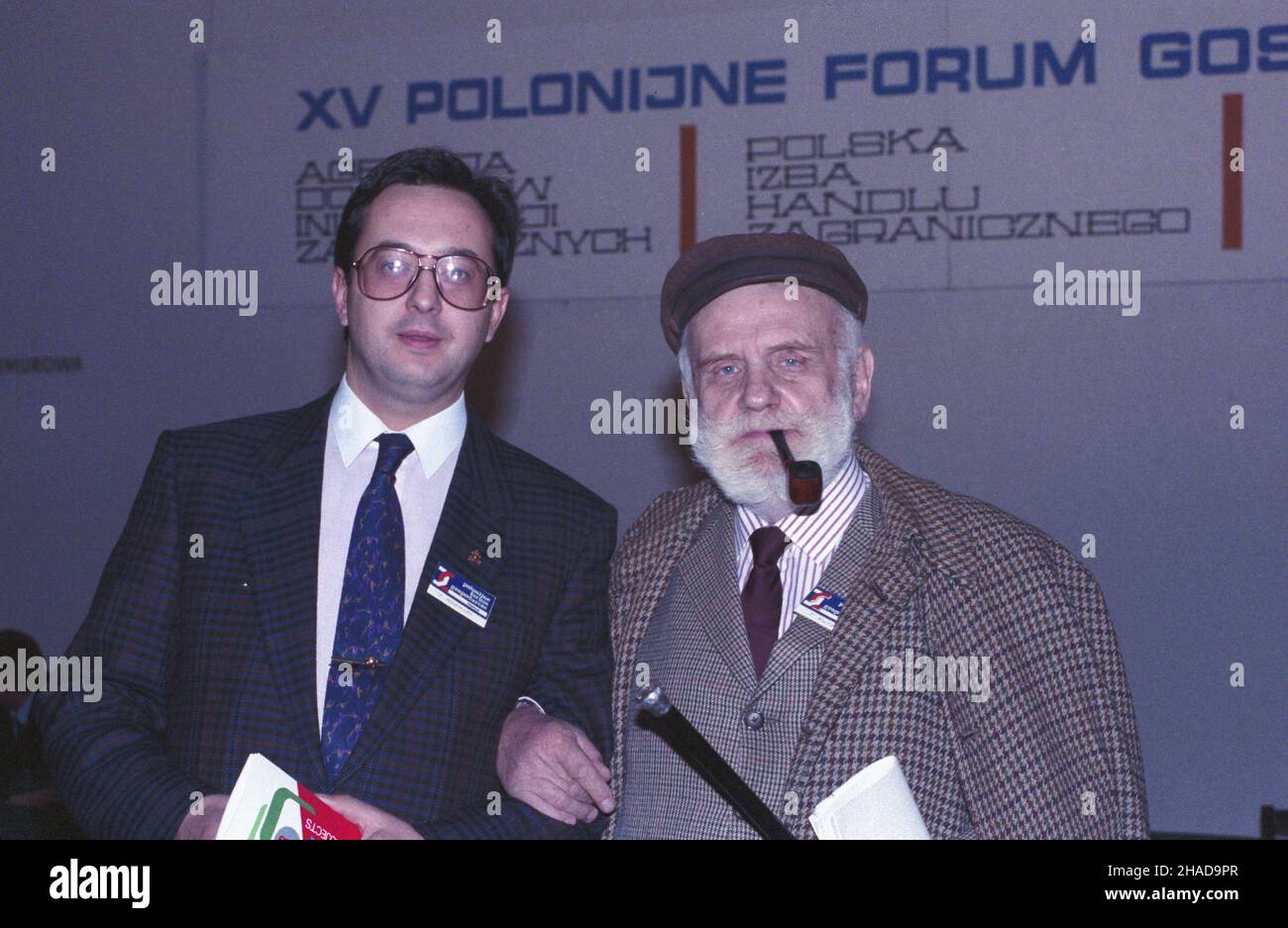 Poznañ 10,1989. XV Polonijne Forum Gospodarcze (6-7.10.1989). NZ. m.in.: Stanis³aw Adamski-Chwalibóg (L). ka PAP/Ireneusz Sobieszczuk Dok³adny dzieñ wydarzenia nieustalony. Poznan Ottobre 1989. Il Forum economico della Comunità polacca all'estero del 15th (6-7 ottobre 1989). Foto tra gli altri: Stanislaw Adamski-Chwalibog (L). ka PAP/Ireneusz Sobieszczuk evento giorno sconosciuto Foto Stock